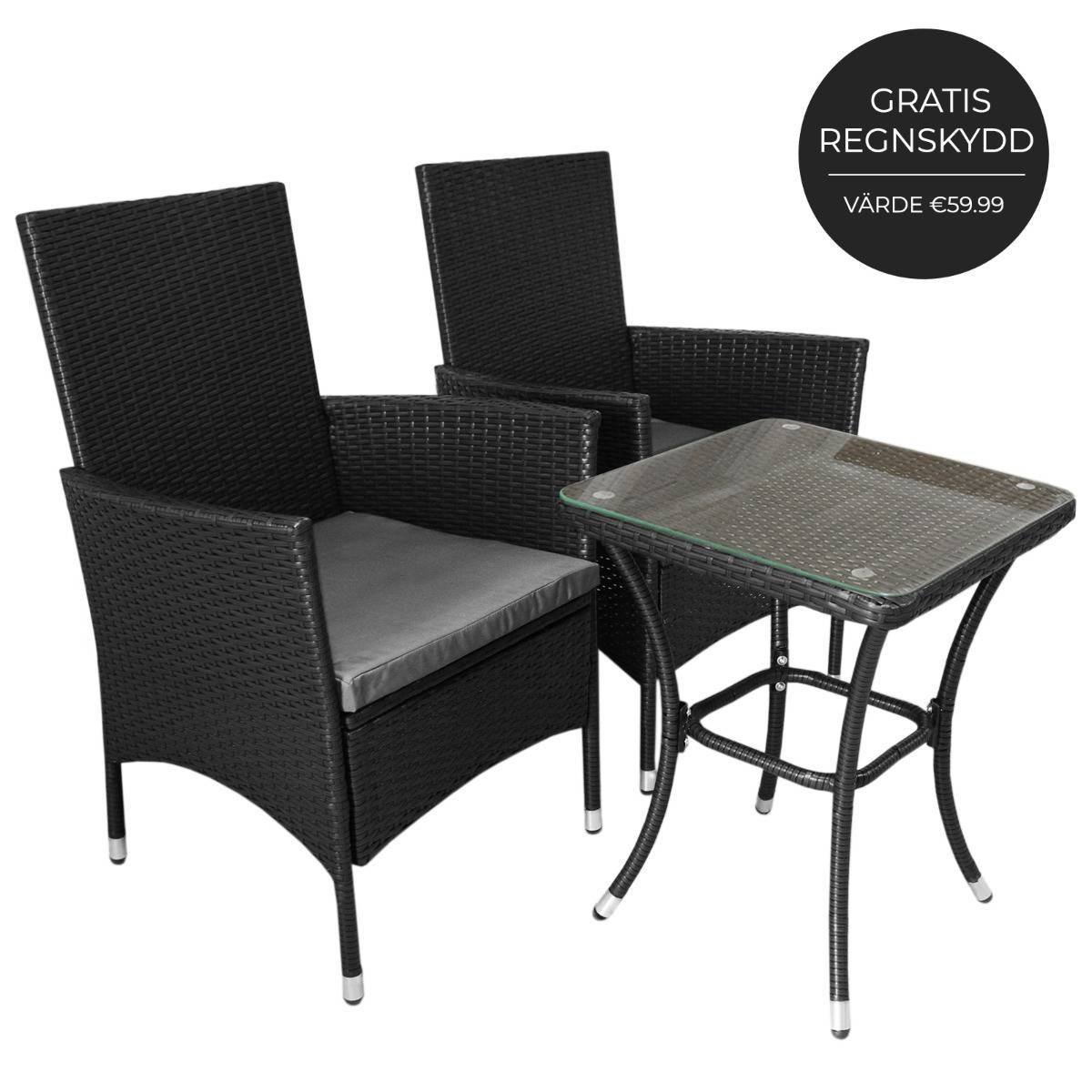 Dos sillones de ratán negros con cojines grises y una mesa pequeña de cristal.