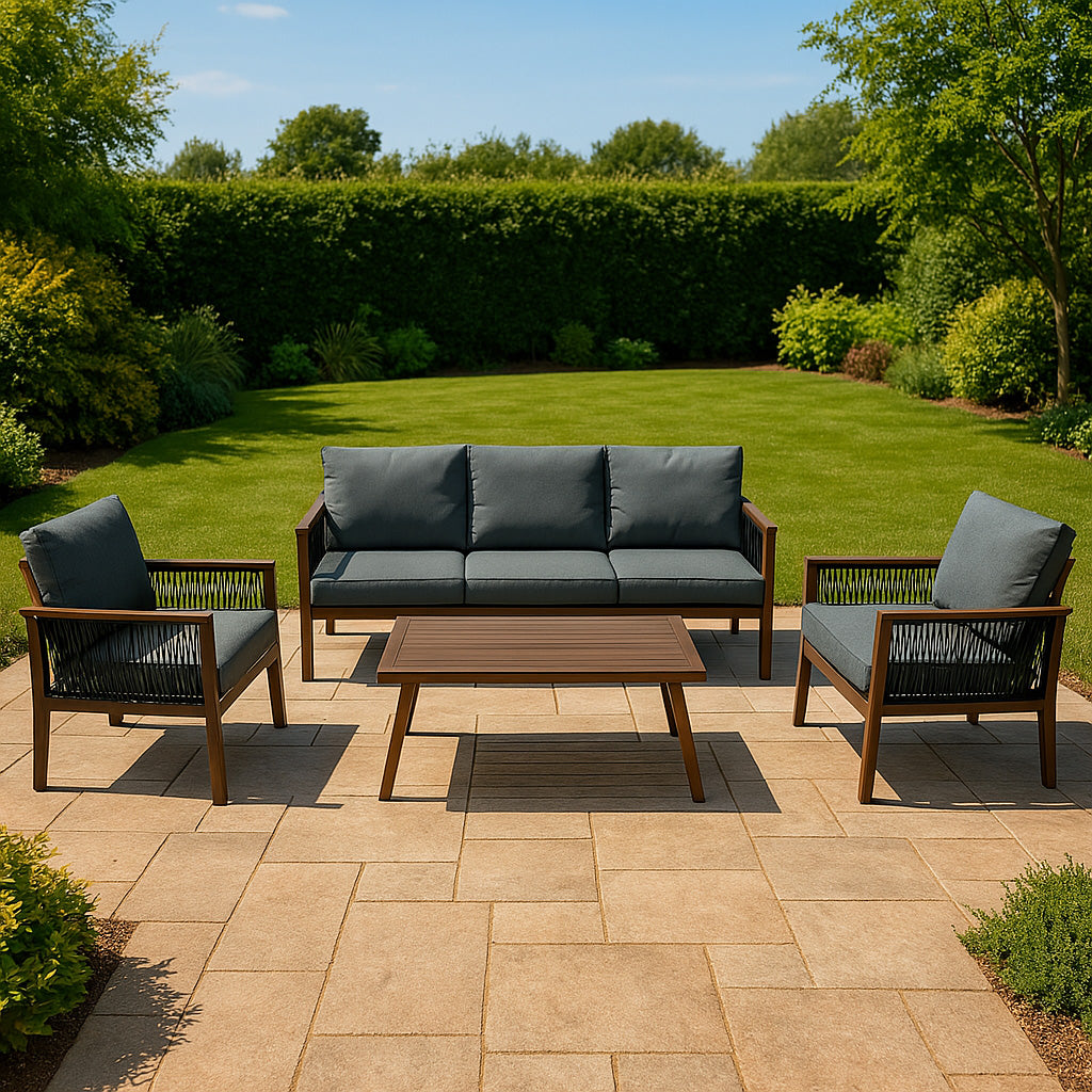 Conjunto de muebles de exterior con sofá, dos sillones y mesa de centro en patio.