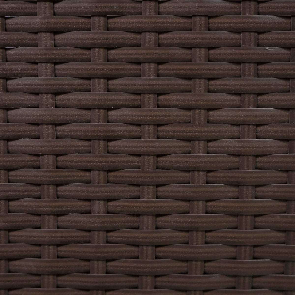 Textura de ratán de plástico tejido marrón, que muestra un patrón entrelazado.