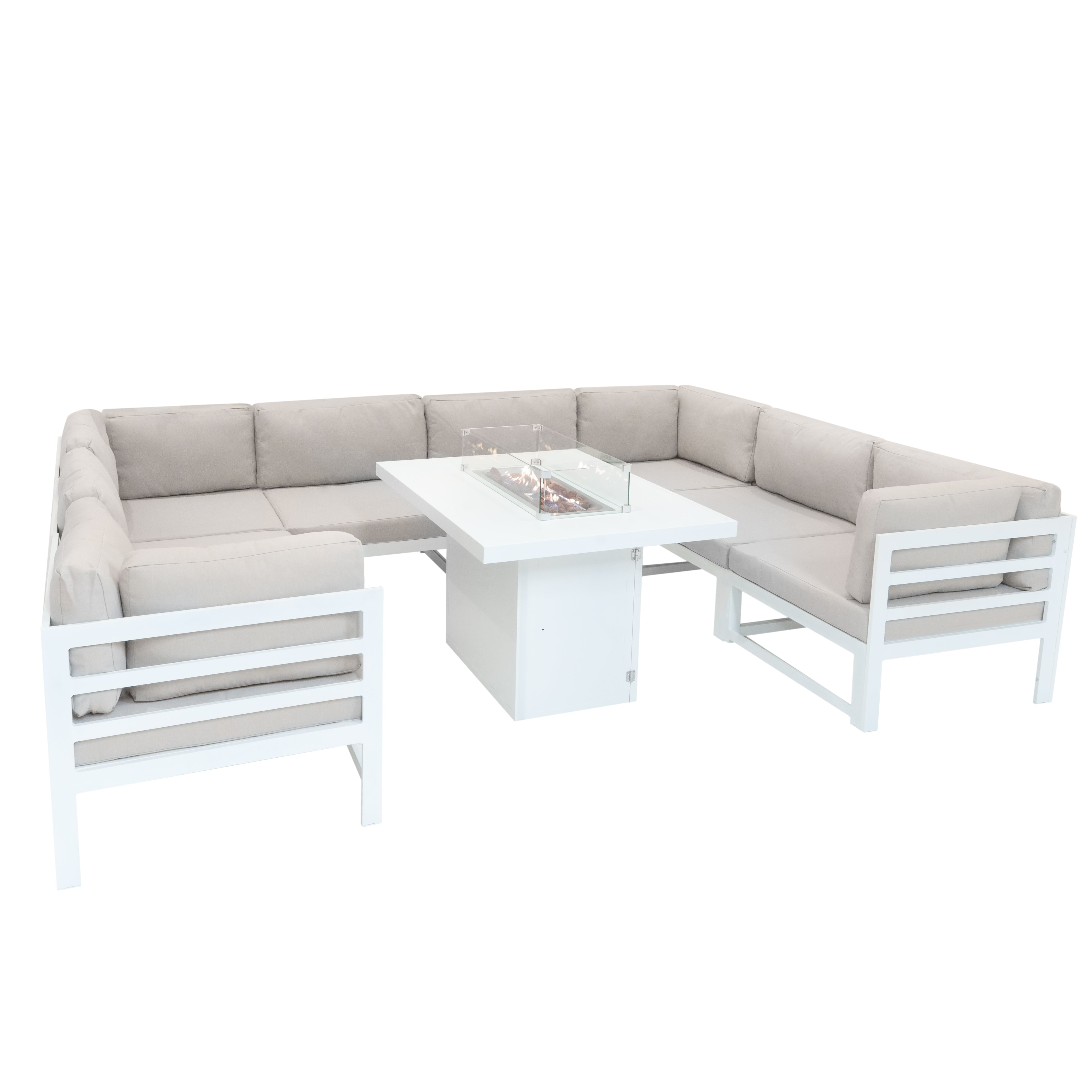 Sofá modular exterior en forma de U con marco blanco, cojines beige y mesa con hoguera.