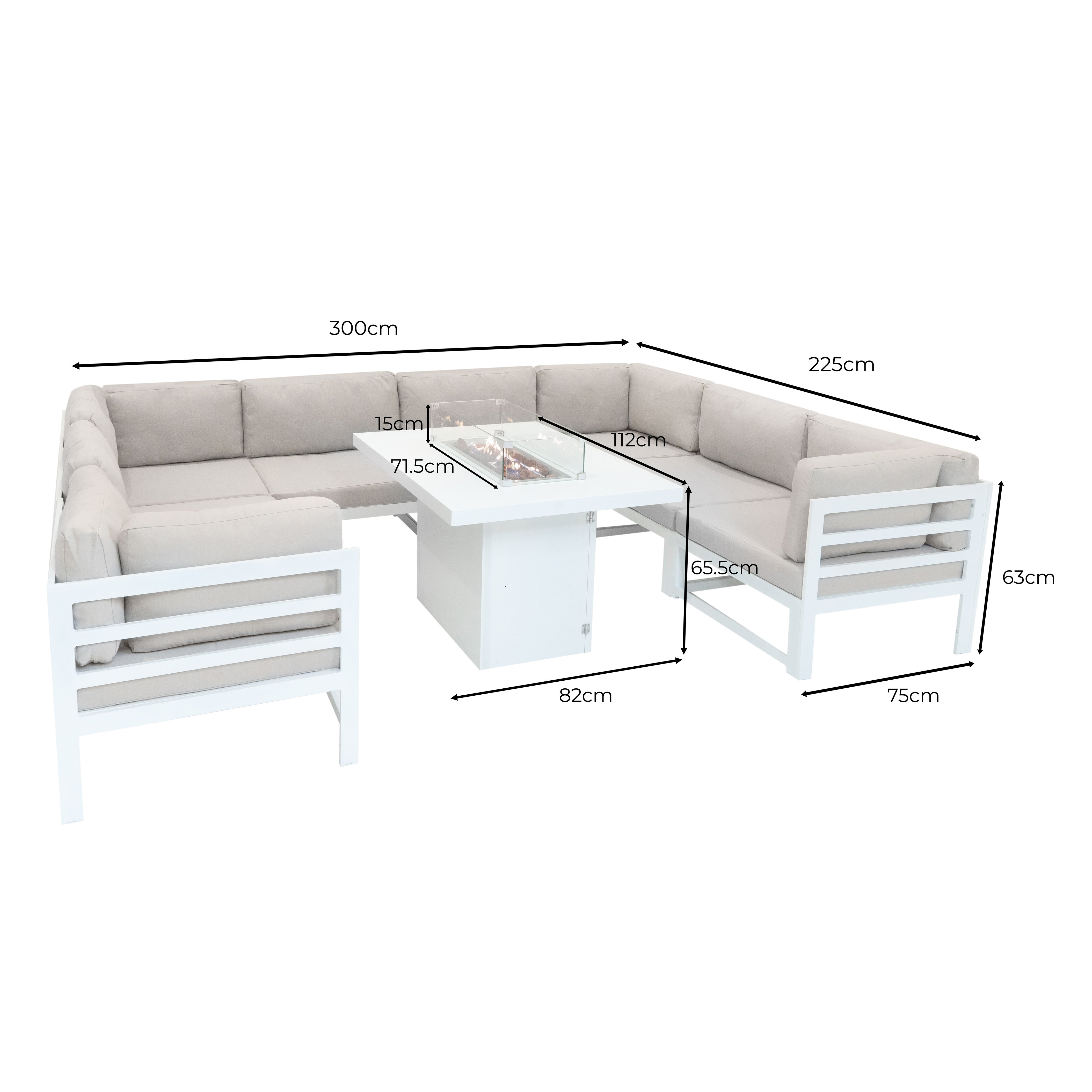 Un sofá modular blanco para exteriores con mesa y fogata, con dimensiones.
