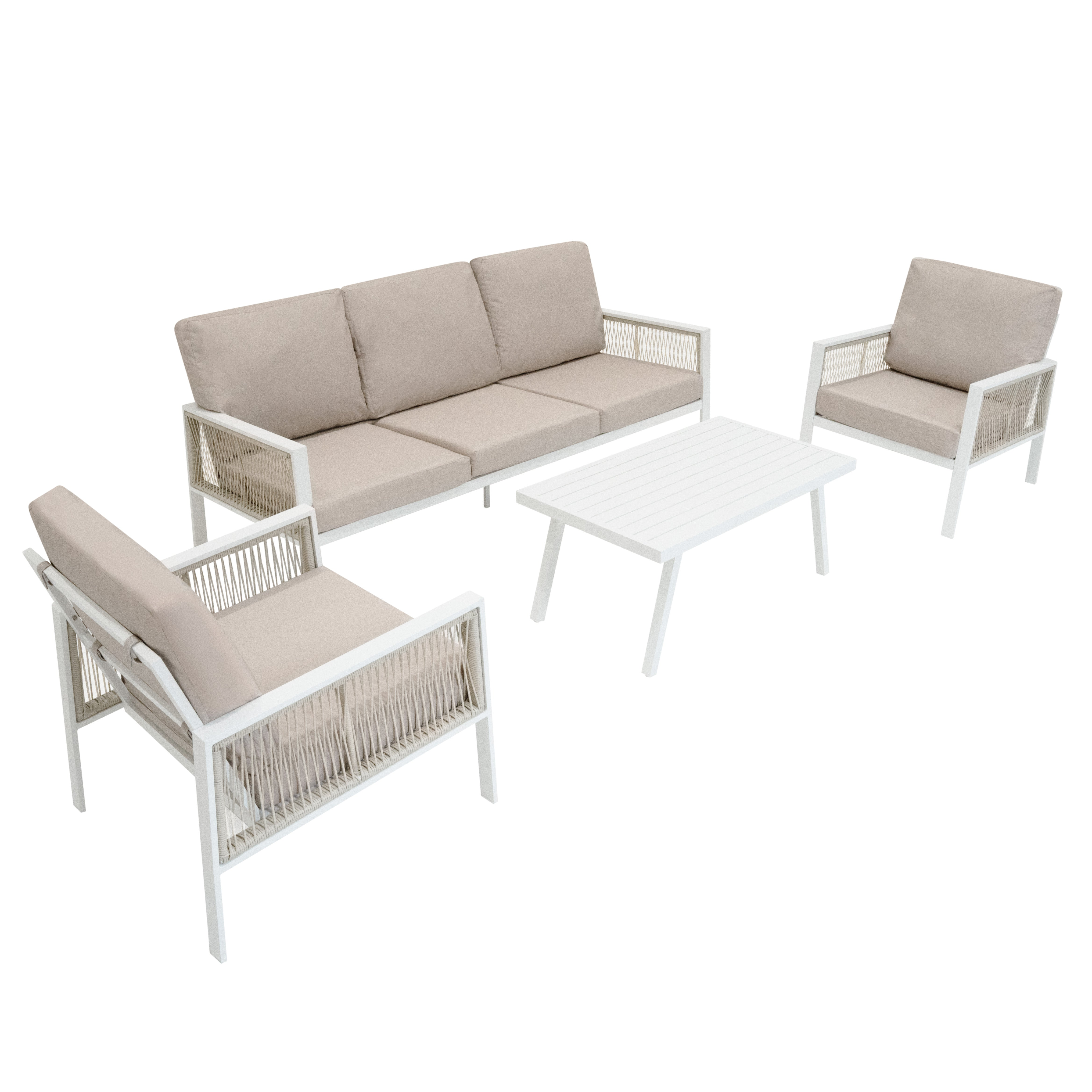 Un juego de muebles de exterior con mesa blanca, sofá y dos sillones con cojines beige.