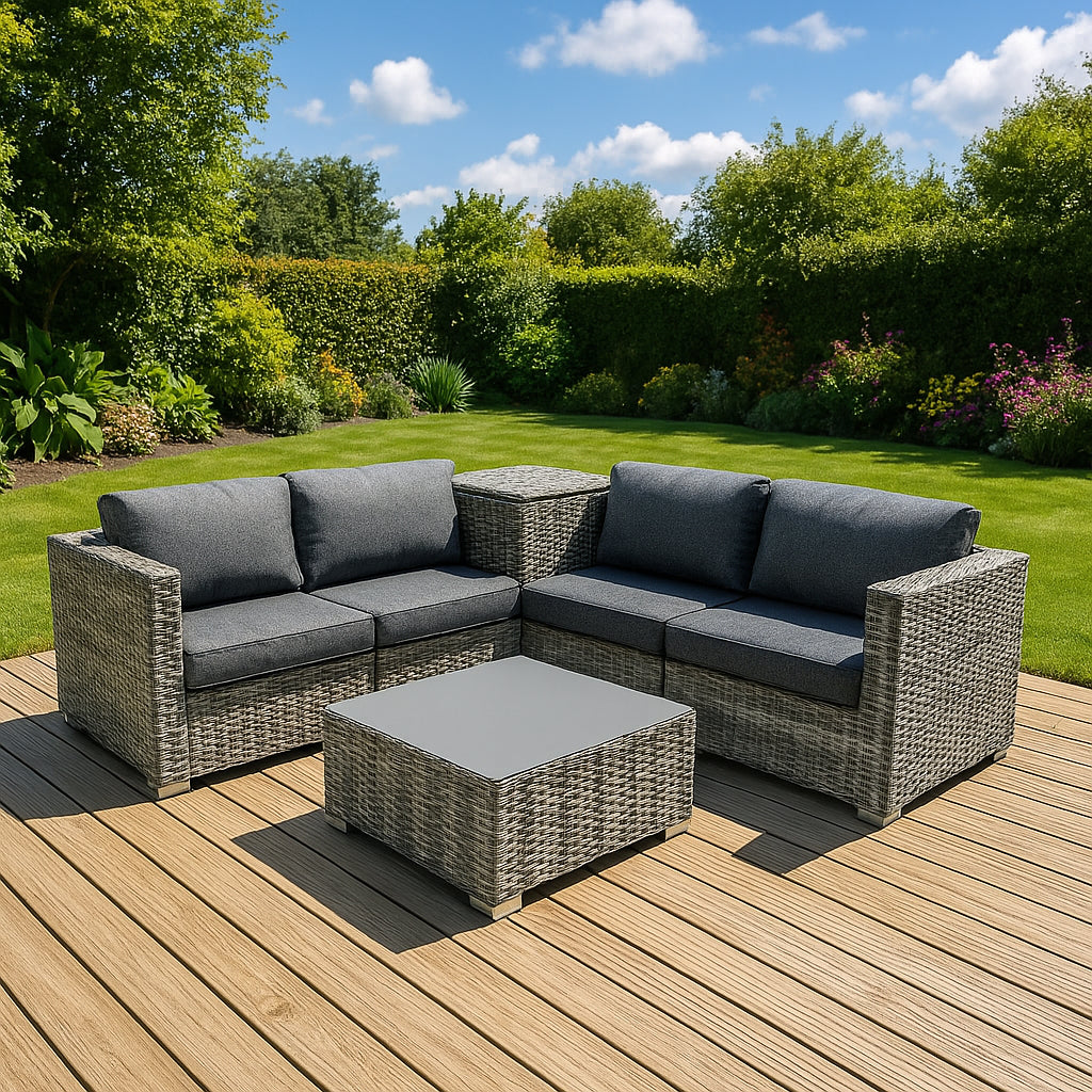 Muebles de salón grises de ratán con mesa de centro en terraza de madera.