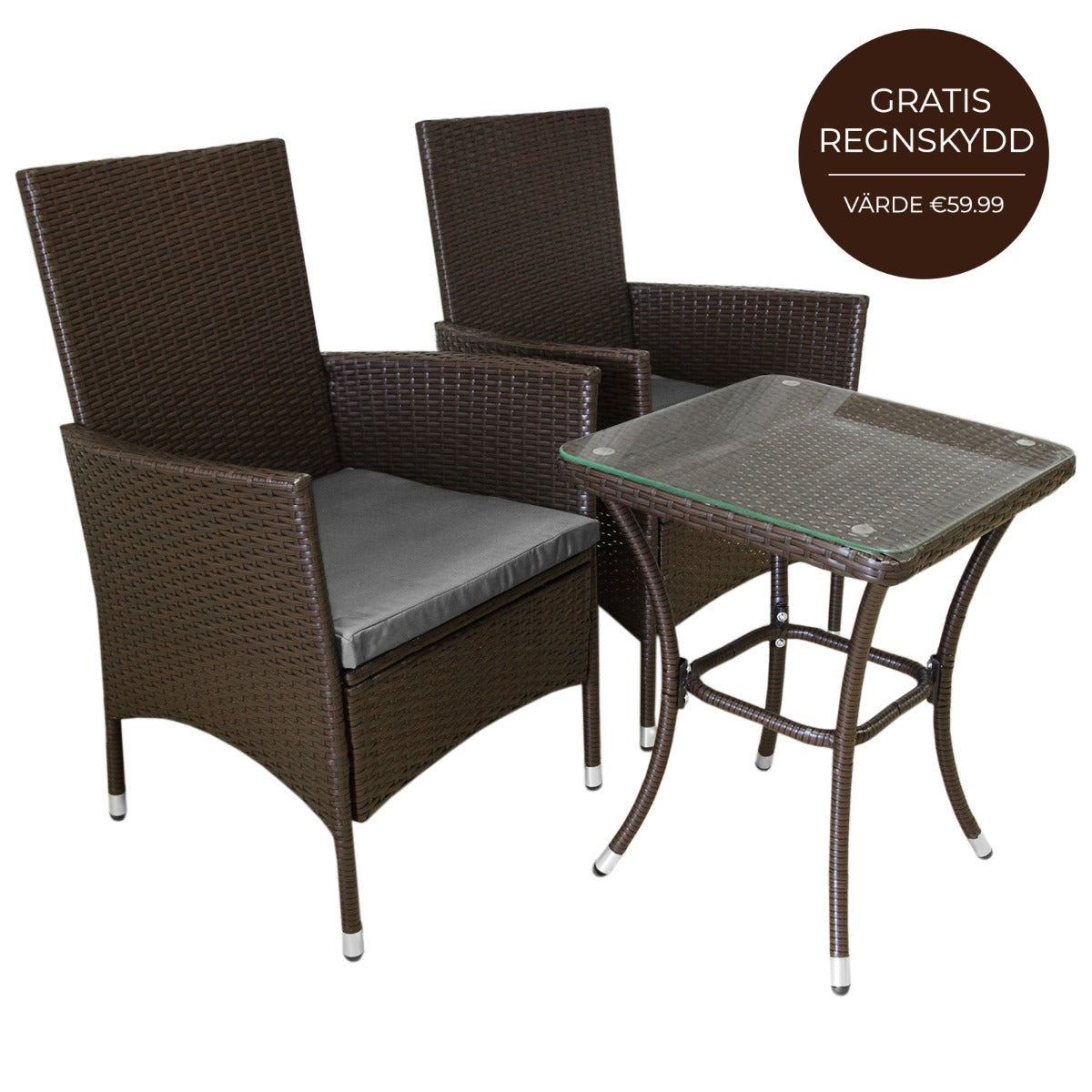 Dos sillones de ratán marrones con cojines grises y una mesita de cristal.