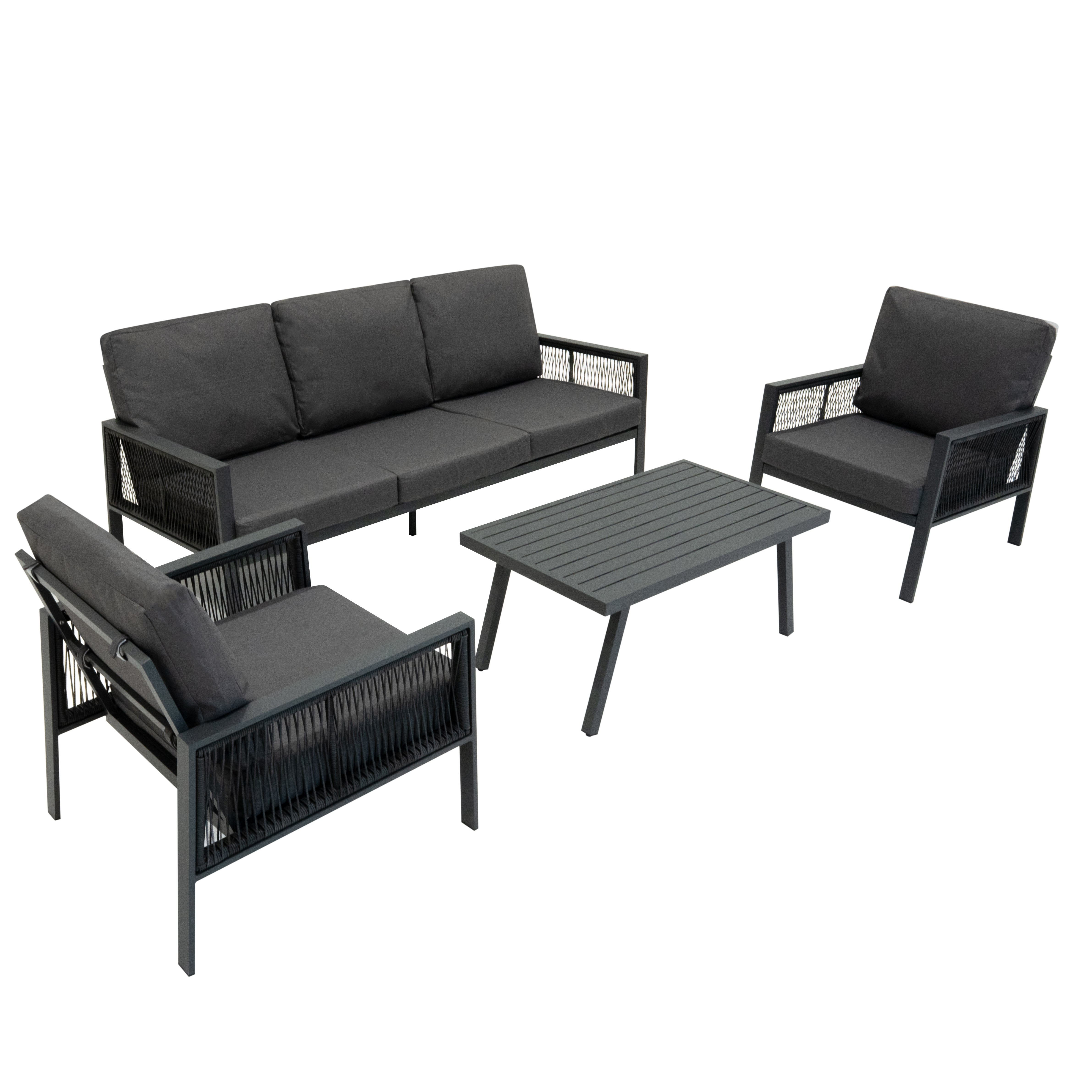 Conjunto de salón gris oscuro con sofá, dos sillones y mesa de centro sobre fondo blanco.