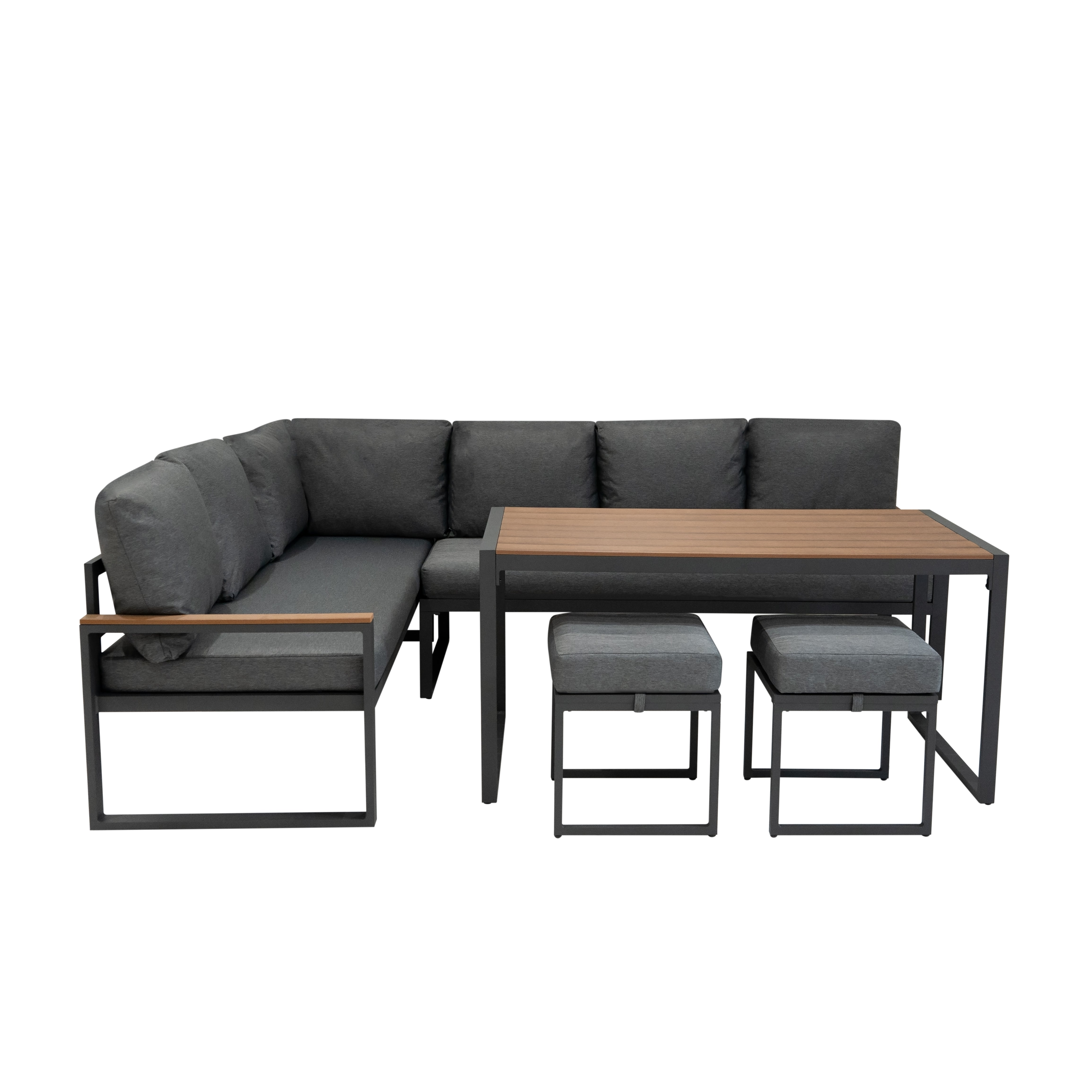 Conjunto de sofá de exterior gris con mesa de madera y dos otomanas.