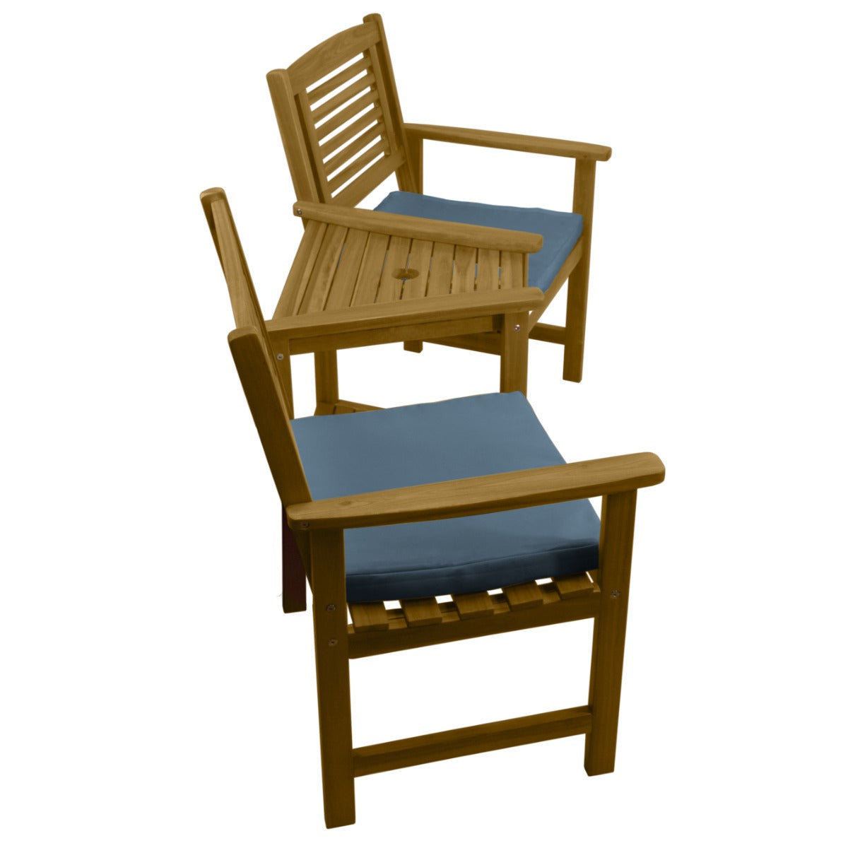 Dos sillas de madera con cojines azules, fondo blanco.