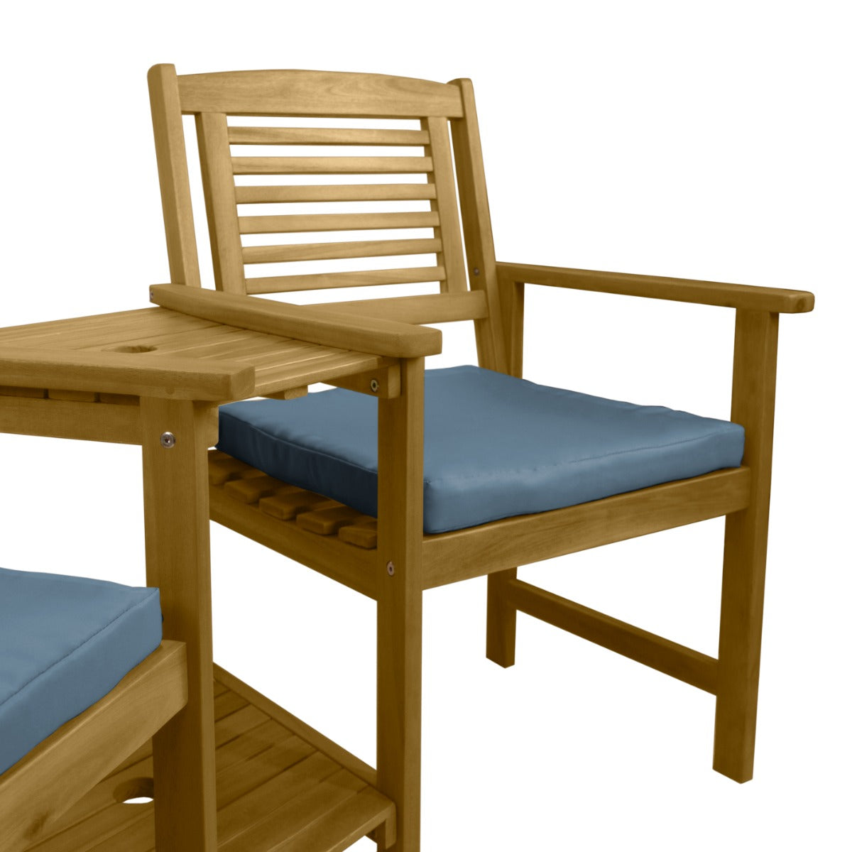 Silla de madera con cojín azul y mesa auxiliar sobre fondo blanco.