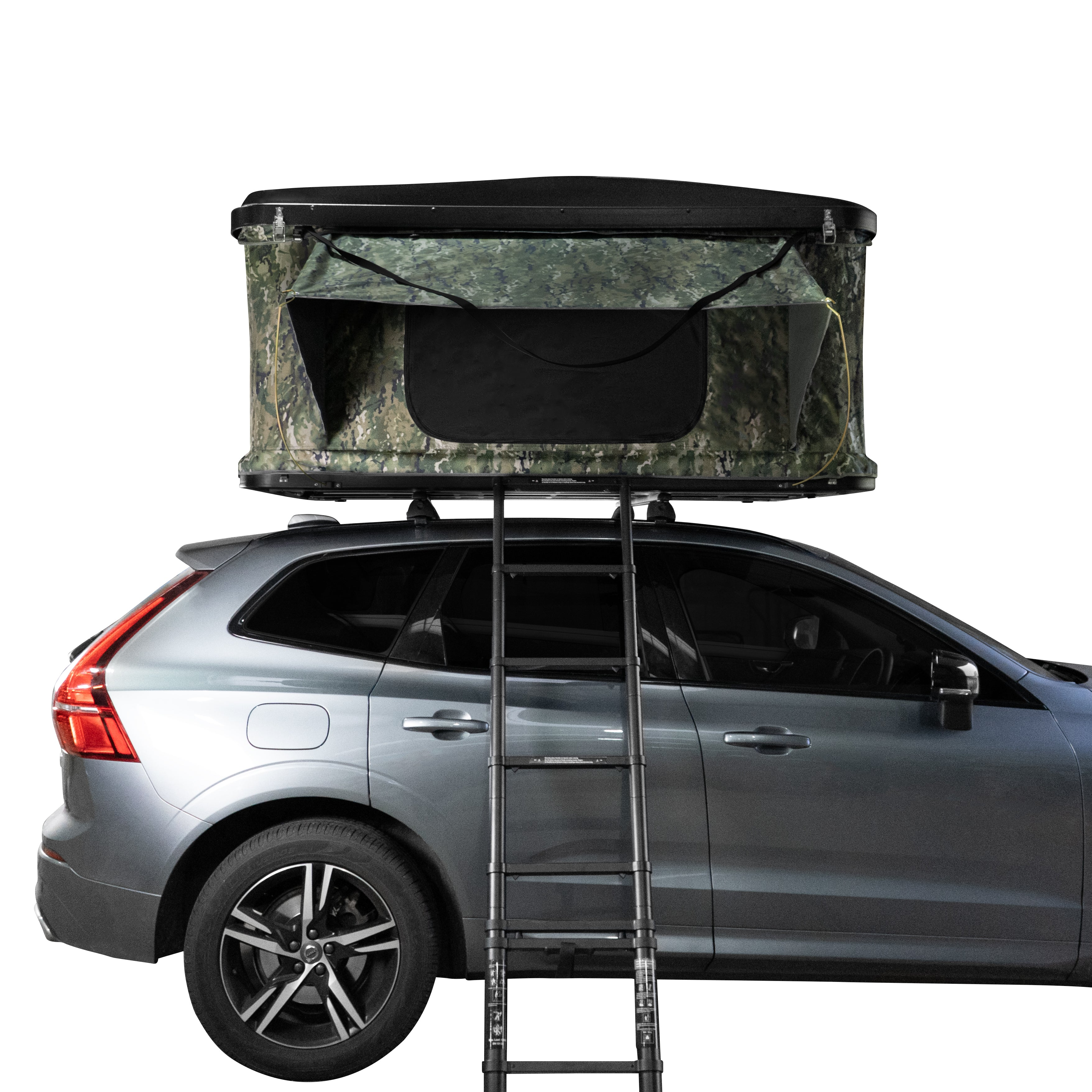 Un coche gris con tienda de techo camuflada y escalera extensible.