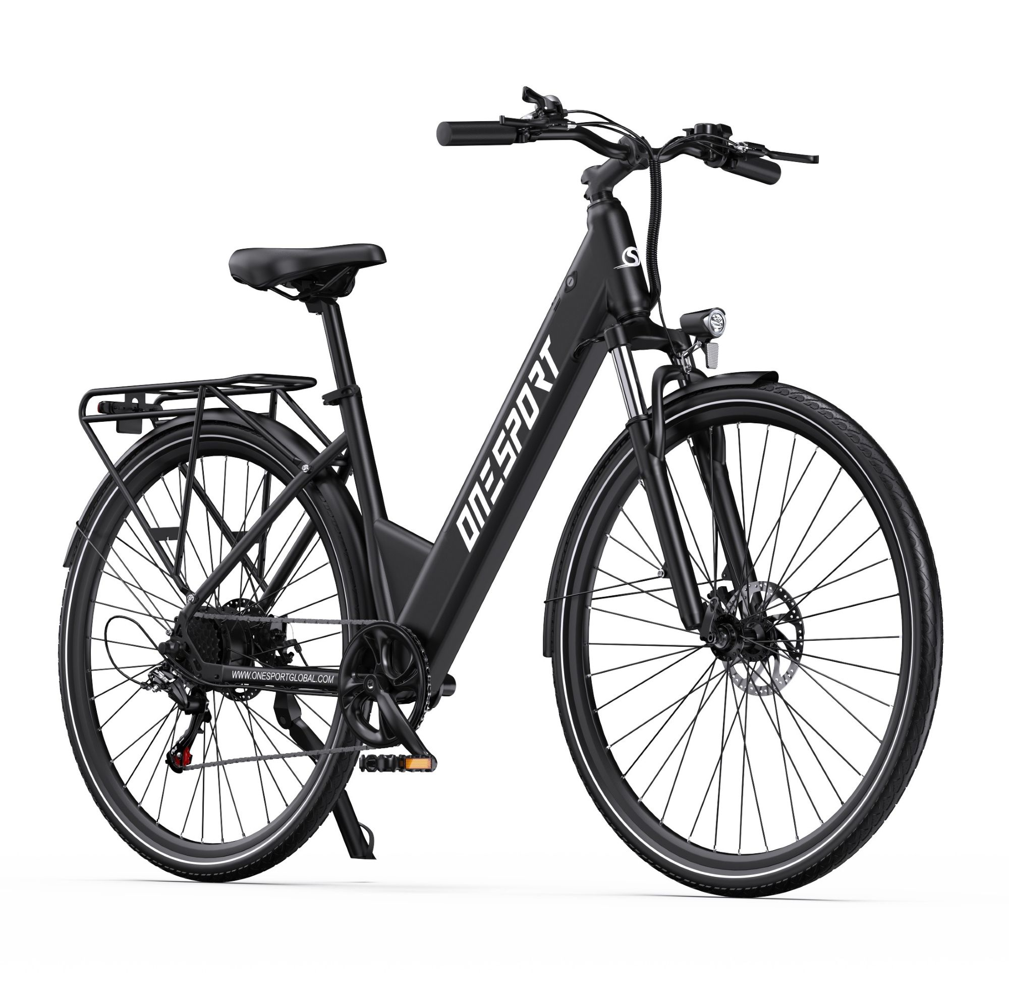 Una bicicleta eléctrica negra con portaequipajes y faro, sobre fondo blanco.