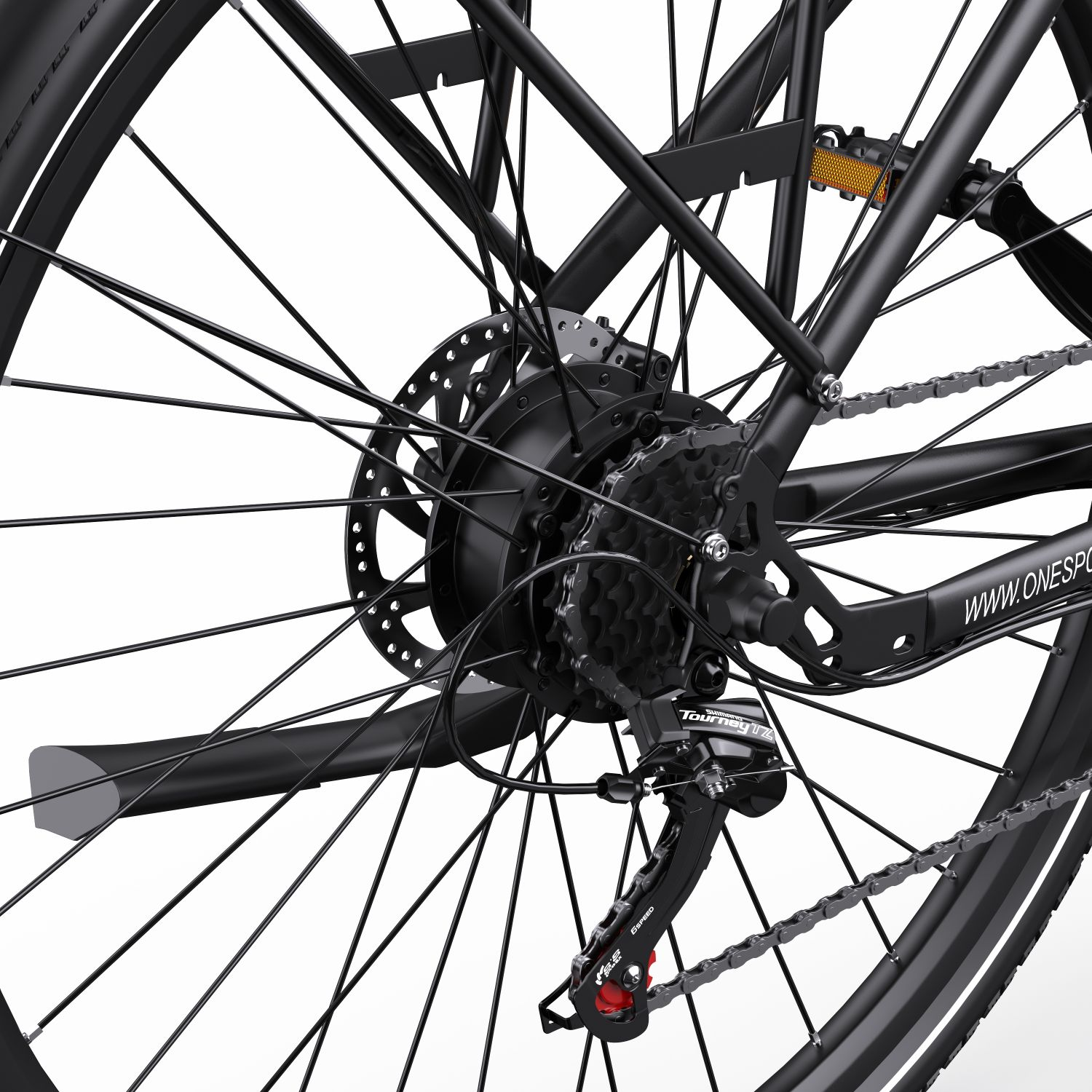 Primer plano de la rueda trasera de una bicicleta negra, mostrando marchas y cadena.