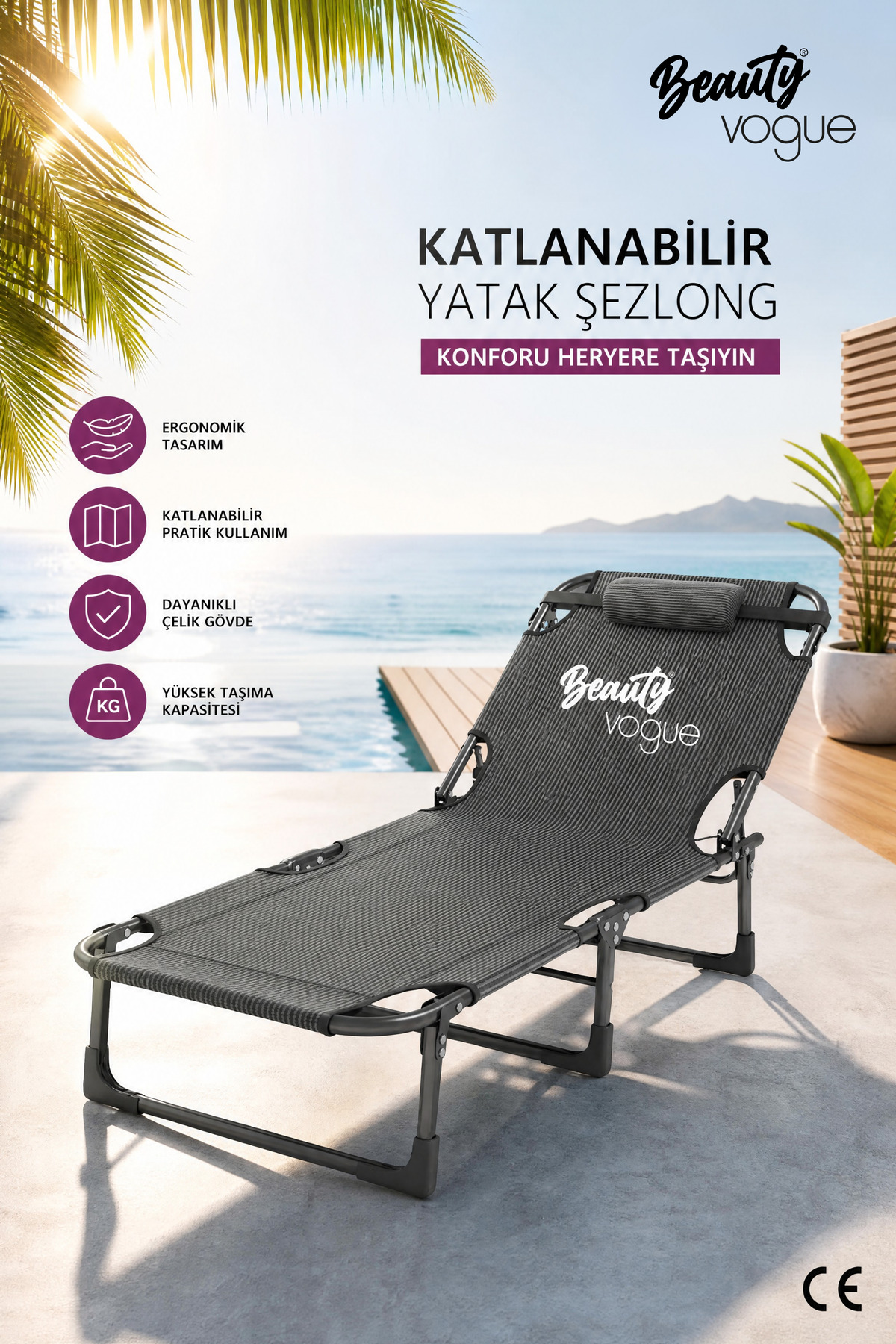 Gri katlanabilir şezlong, yastıklı, havuz kenarında, arkada palmiye ve deniz manzaralı.