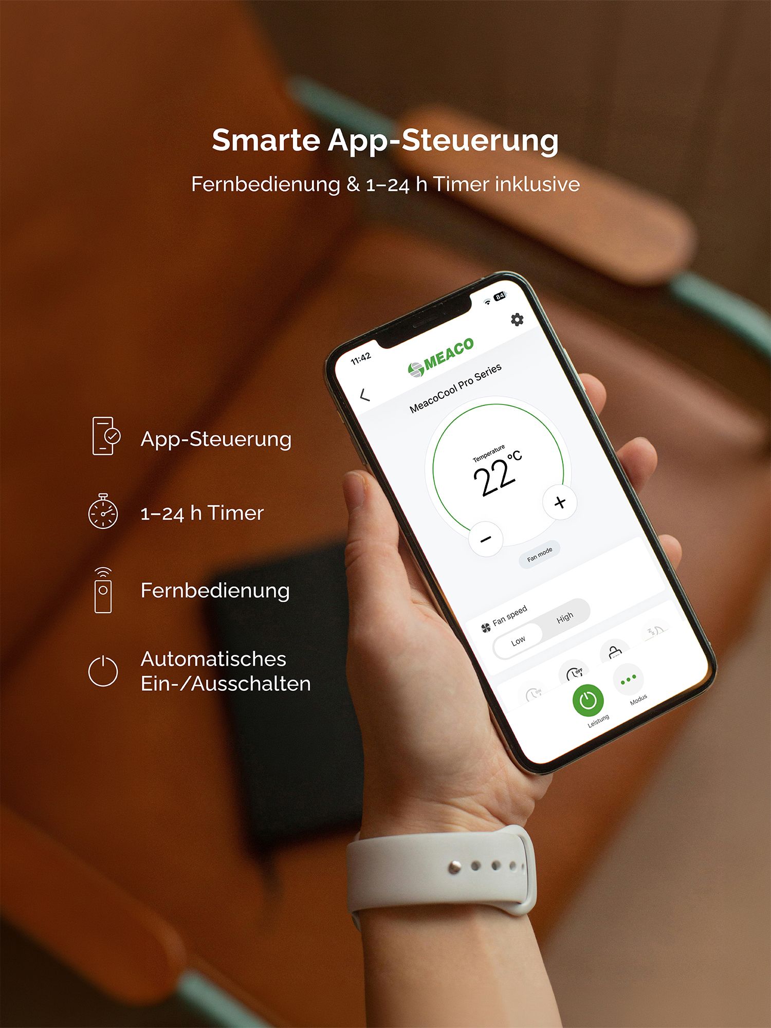 Uno smartphone mostra un'app per controllare un condizionatore con 22°C e impostazioni della ventola.