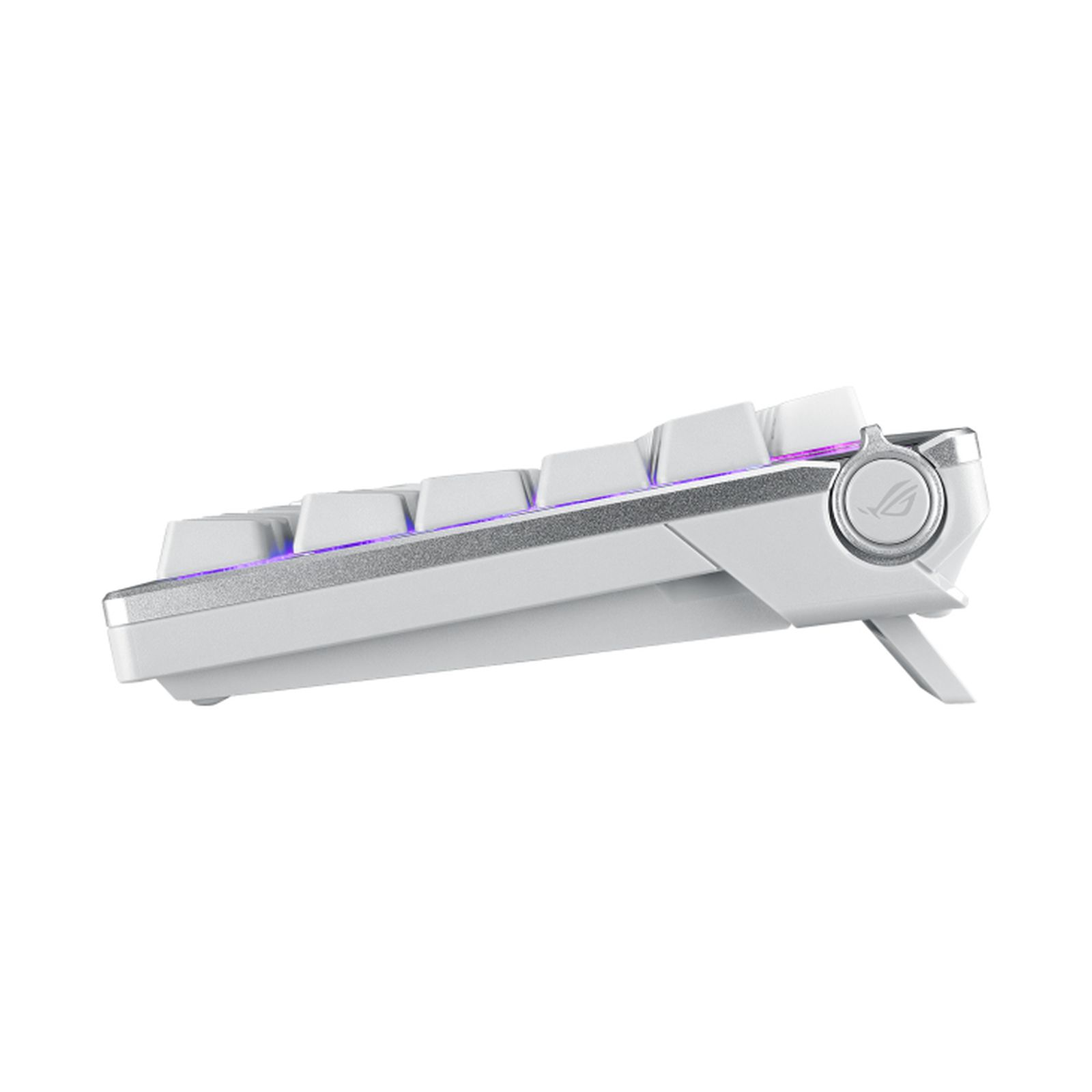 Weiße Tastatur mit silbernen Akzenten und RGB-Beleuchtung, von der Seite gezeigt.
