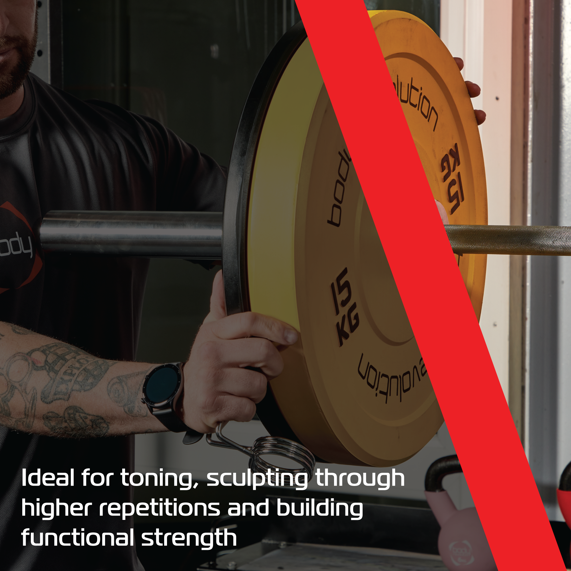 Hombre en gimnasio colocando disco de 15 kg en barra. Entrenamiento de fuerza.