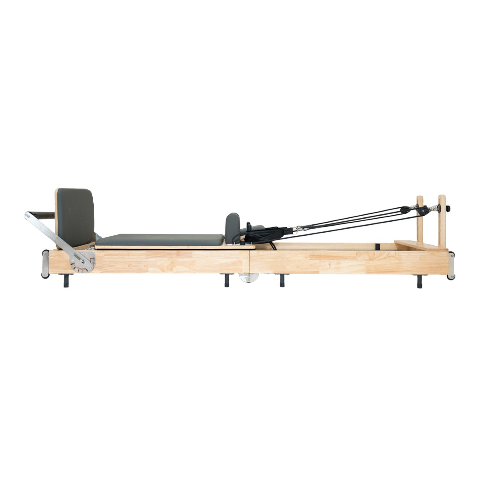 Reformer de Pilates de madera con asiento acolchado, reposapiés y cuerdas.
