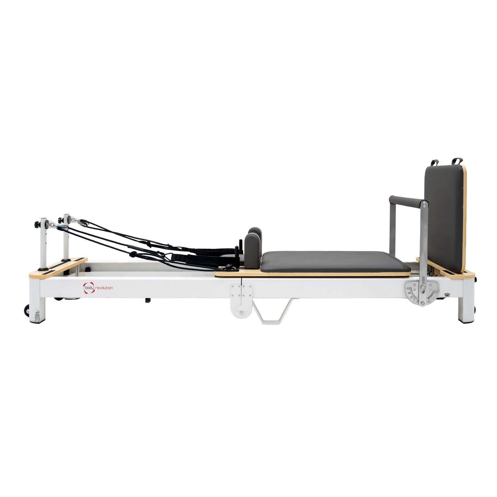 Un reformador de Pilates blanco con rodillos, cuerdas, colchoneta y respaldo. Logotipo visible.