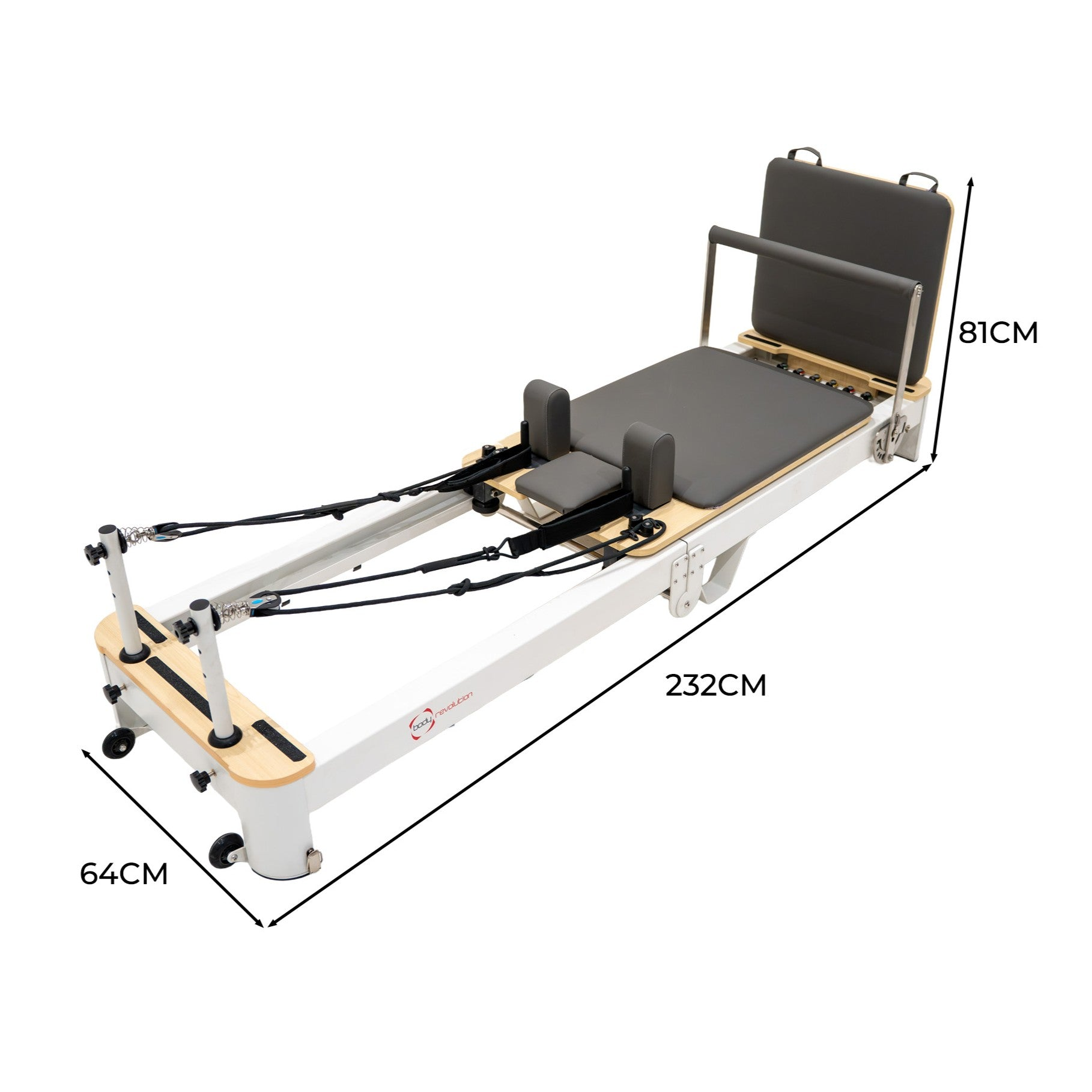 Un reformer de Pilates con marco blanco, acolchado gris y detalles en madera. Dimensiones: 232x81x64cm.