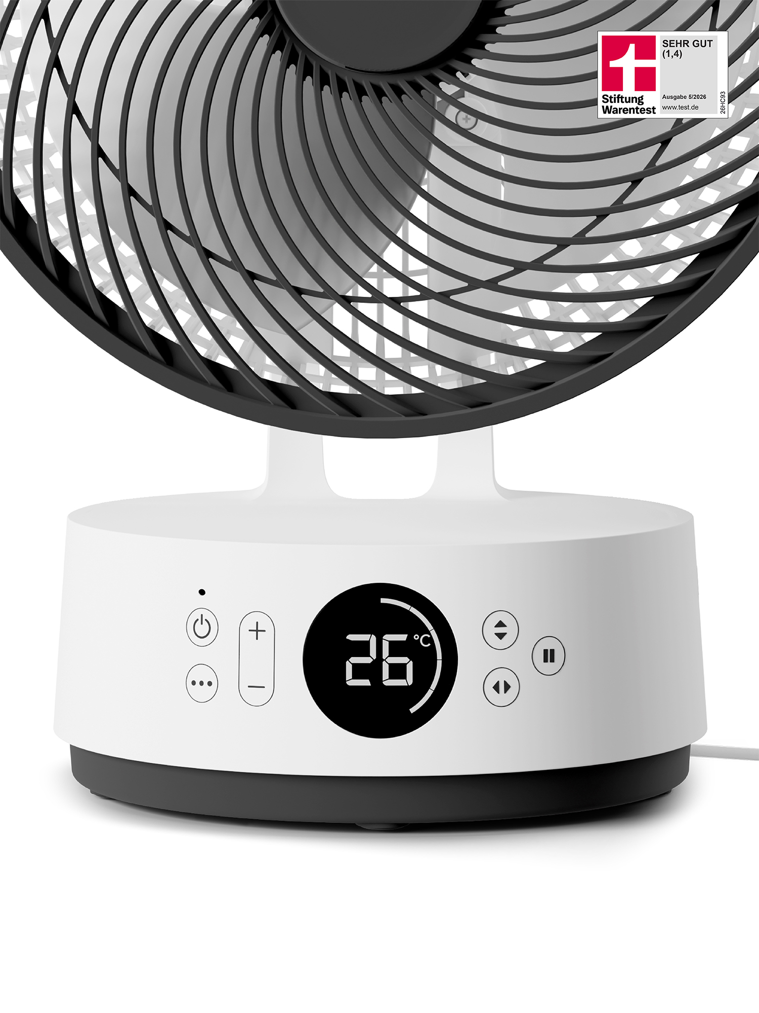 Ein moderner weißer Ventilator mit schwarzem Gitter und digitaler Anzeige von 26°C.