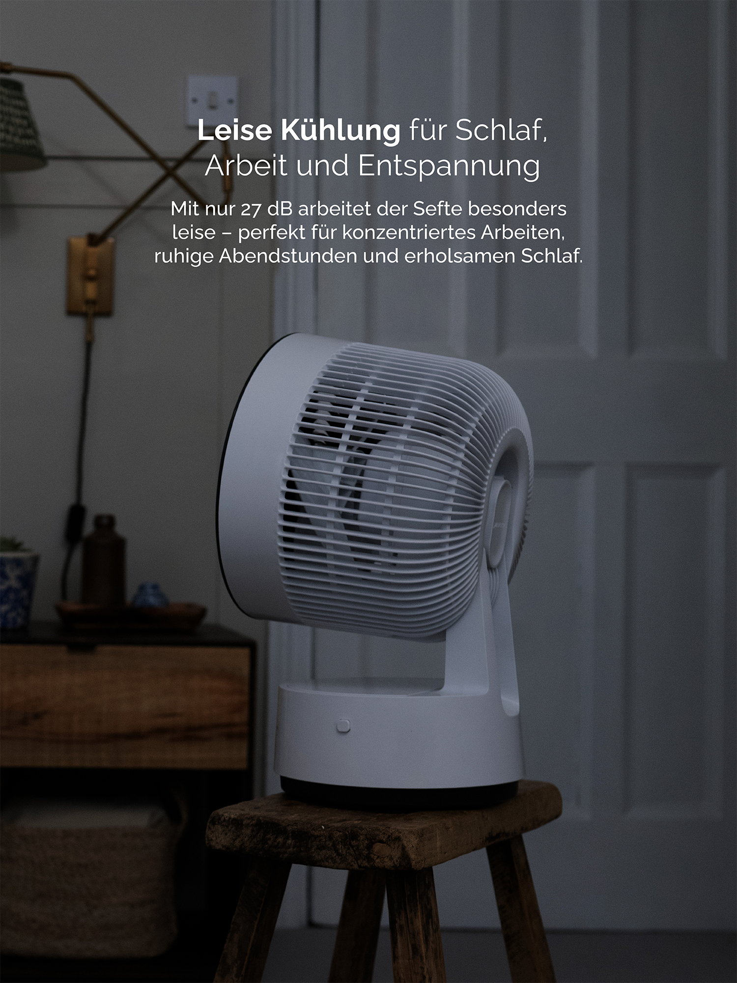 Un ventilador blanco sobre taburete de madera, refrigeración silenciosa.