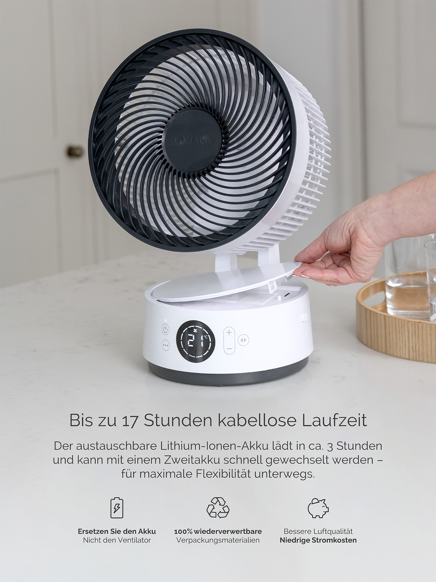 Un ventilador blanco con detalles negros. Una mano cambia la batería.