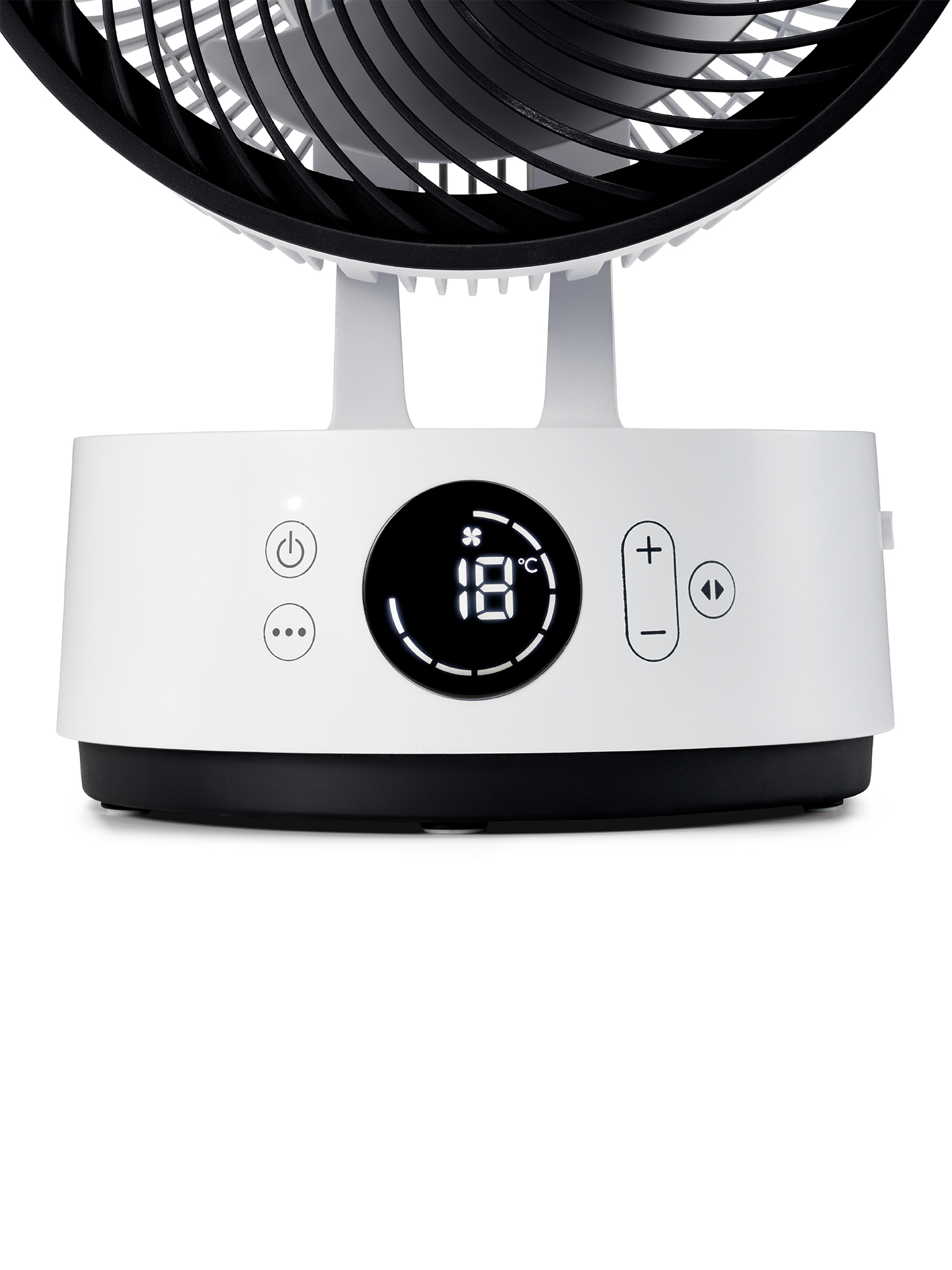 Un ventilador blanco con rejilla negra y pantalla digital que muestra 18 grados.