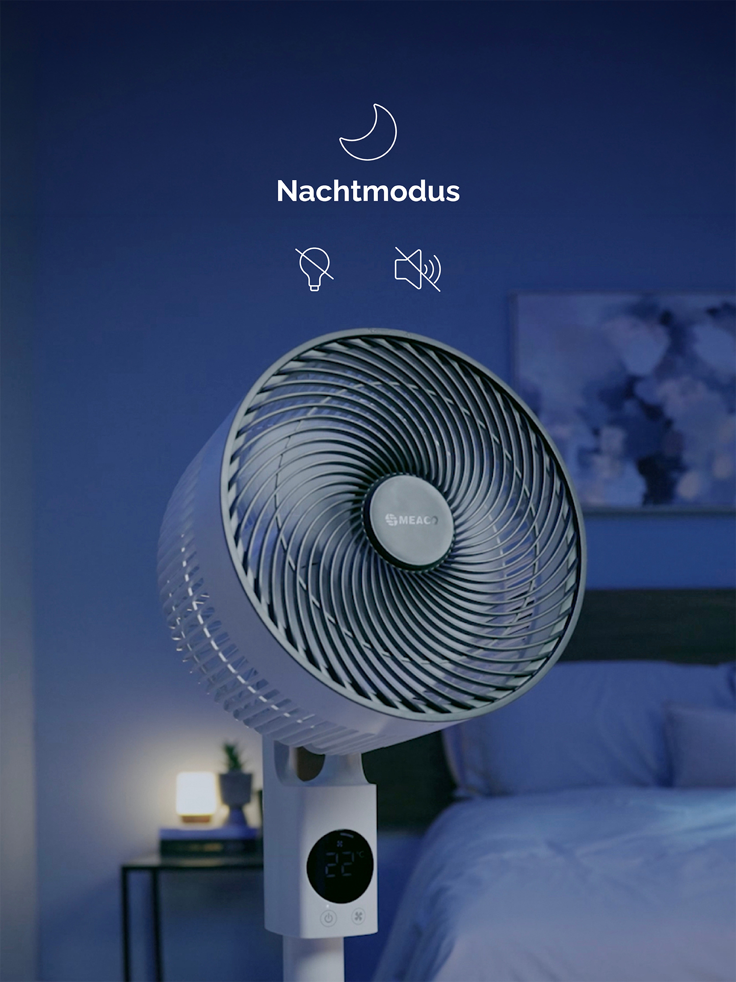 Ein weißer Ventilator steht im Schlafzimmer, mit "Nachtmodus" Schriftzug.