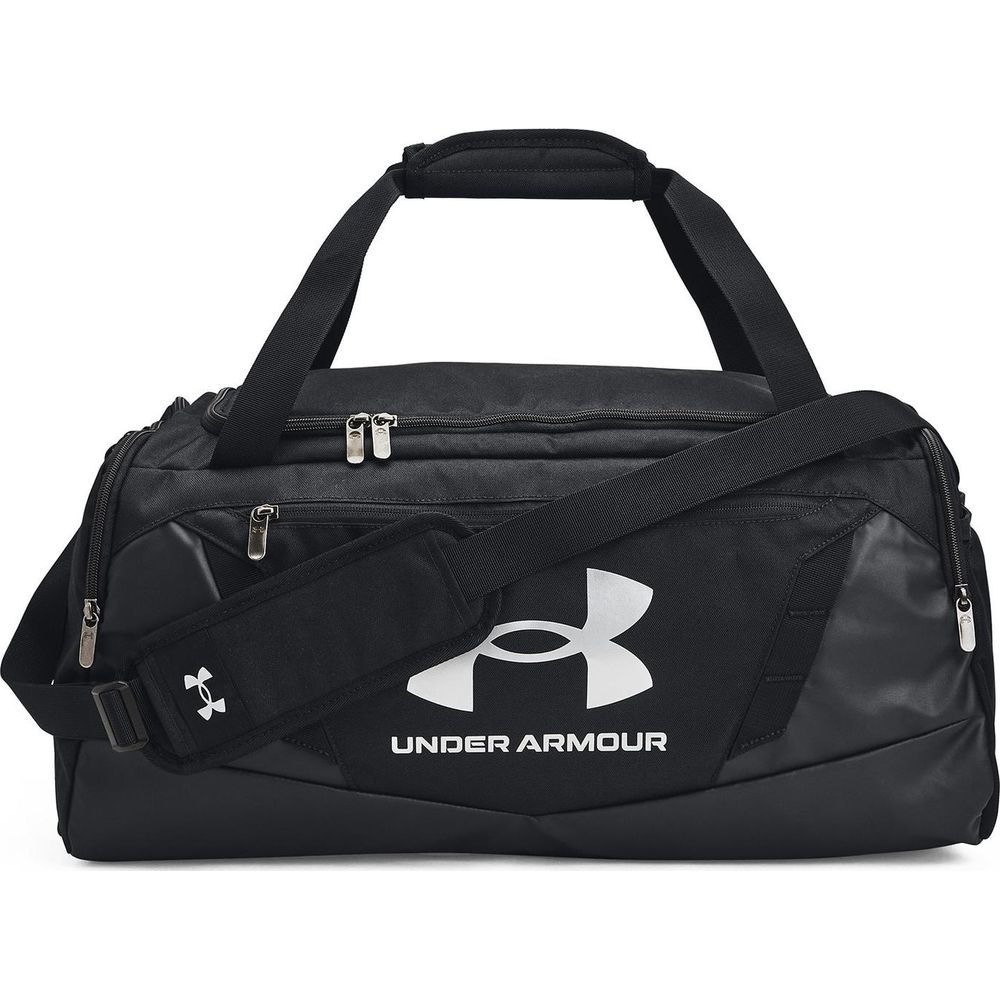 Eine schwarze Under Armour Sporttasche mit weißem Logo und Schriftzug. Mit Griffen und Umhängegurt.