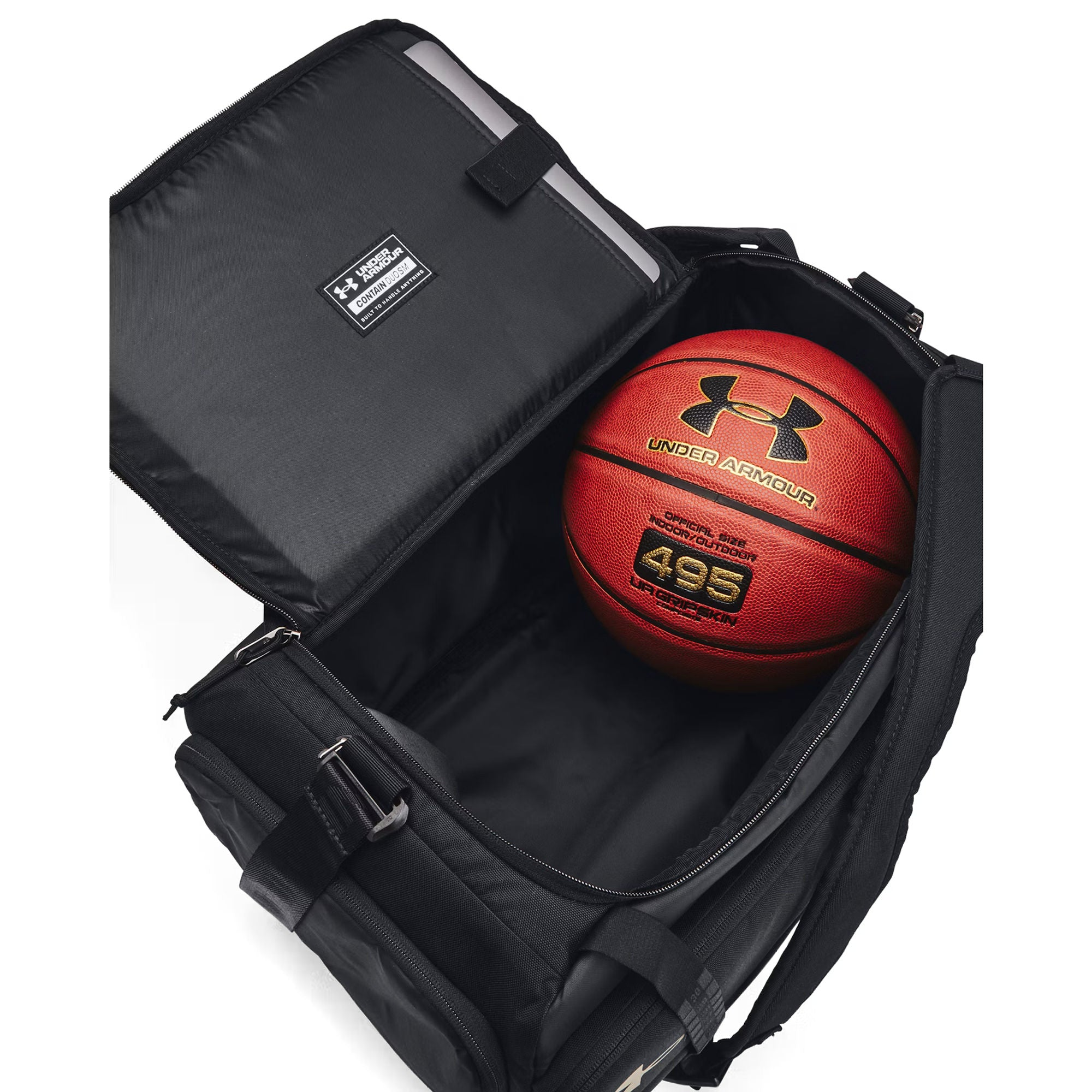 Ein schwarzer Rucksack mit einem Basketball darin.