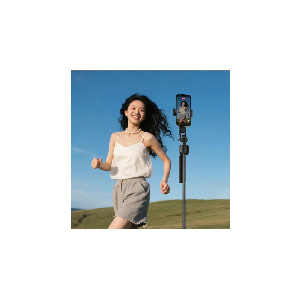 Eine Frau läuft im Freien, filmt sich mit einem Smartphone auf einem Selfie-Stick.