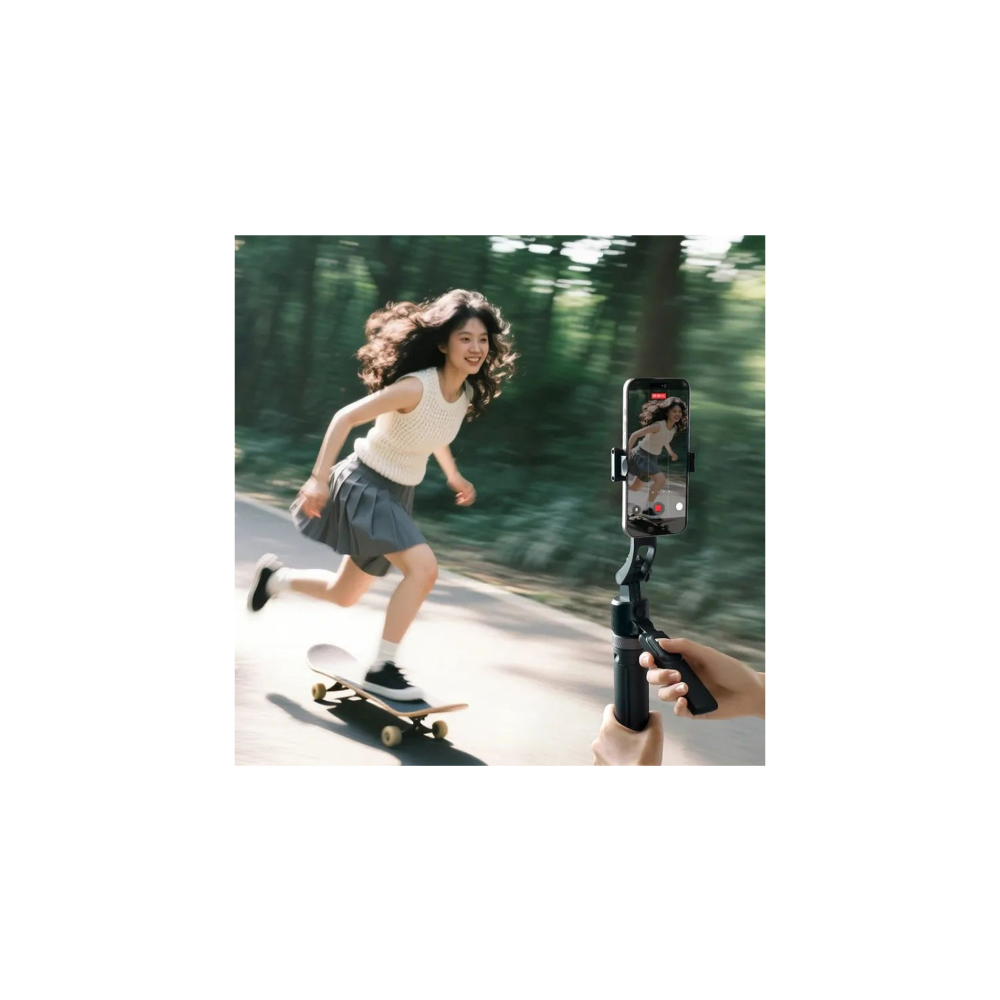 Ein Mädchen auf einem Skateboard fährt auf einem Weg, während ein Handy gefilmt wird.