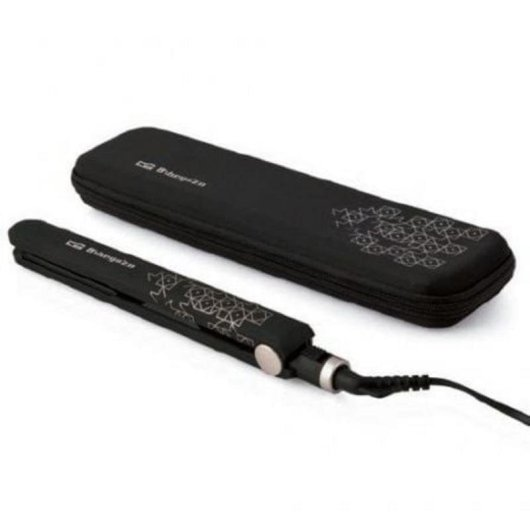 Plancha de pelo negra con patrón y funda negra sobre fondo blanco.