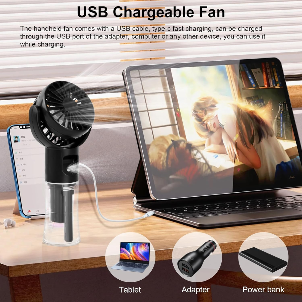 Ein schwarzer USB-Ventilator mit Sprühfunktion steht auf einem Tisch neben einem Tablet.