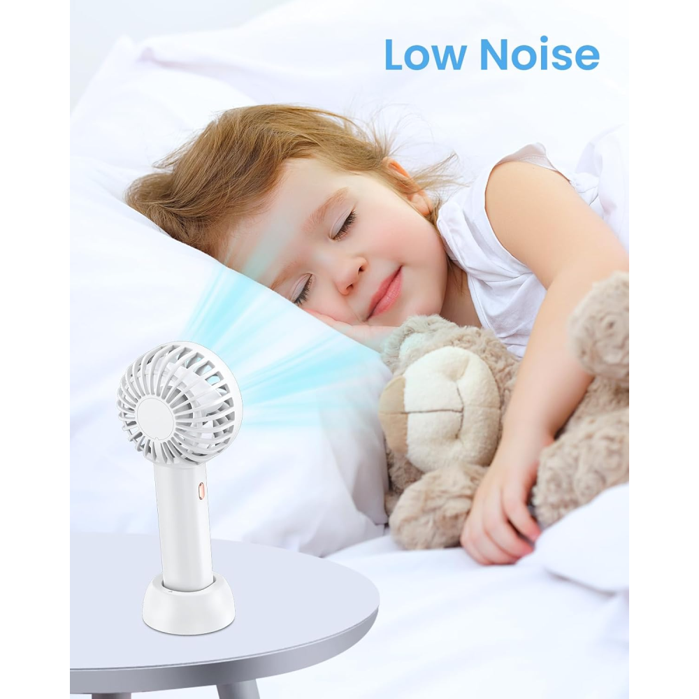 Ein kleiner Ventilator steht auf einem Tisch neben einem schlafenden Kind.
