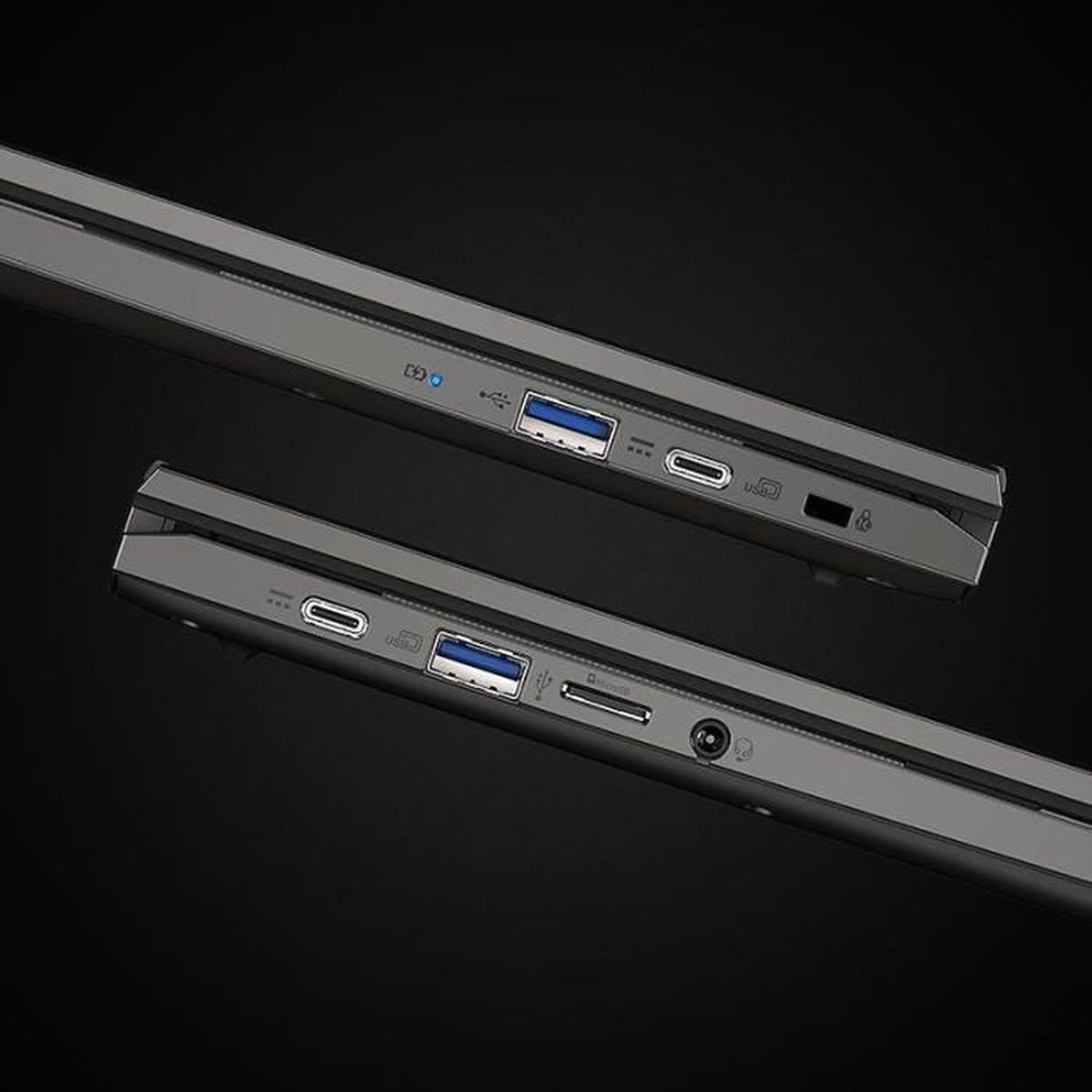 Nahaufnahme von zwei grauen Laptop-Seiten mit USB-Anschlüssen, SD-Kartensteckplatz und Stromanschluss.