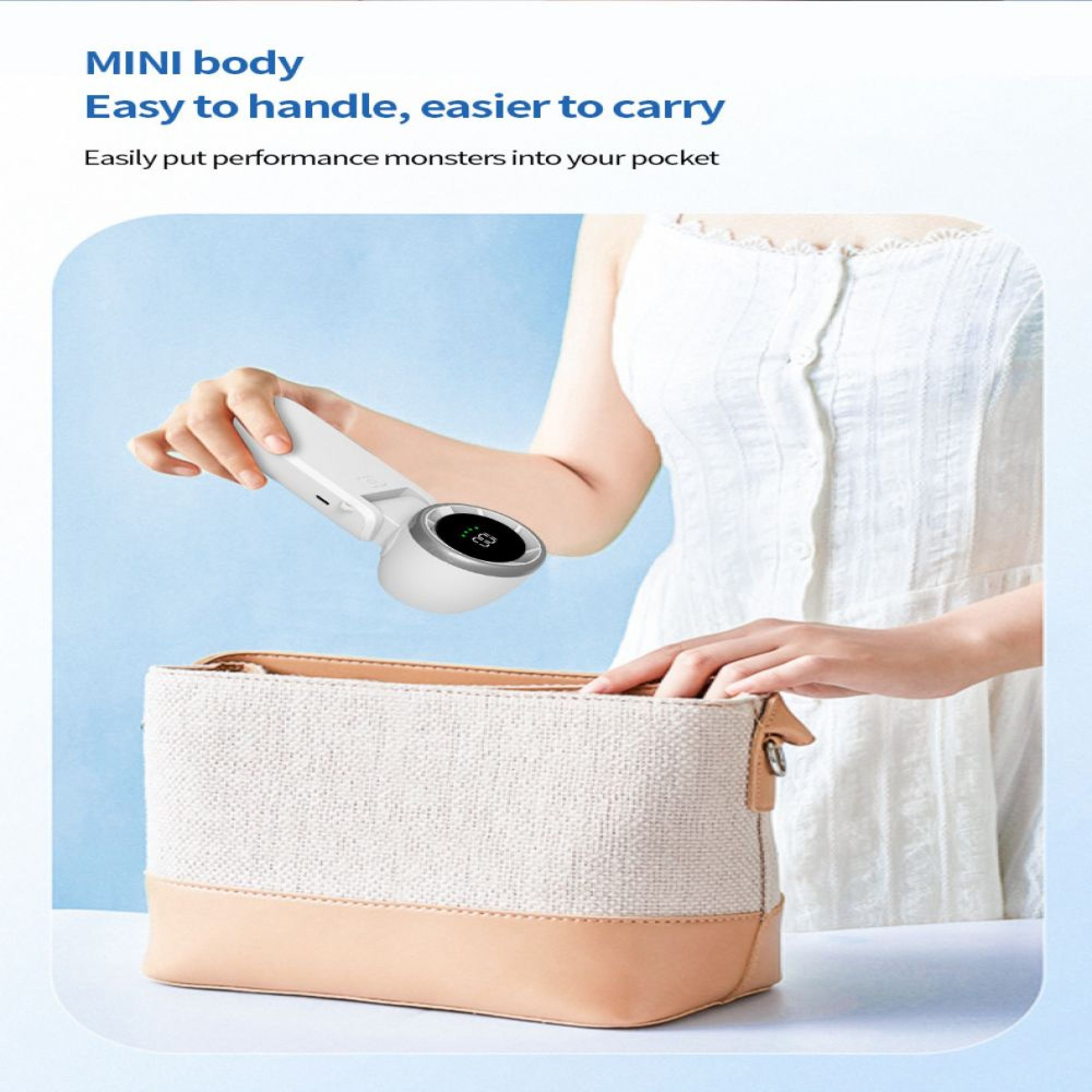 Weiße Hand hält ein weißes Gerät über eine beige und weiße Tasche.