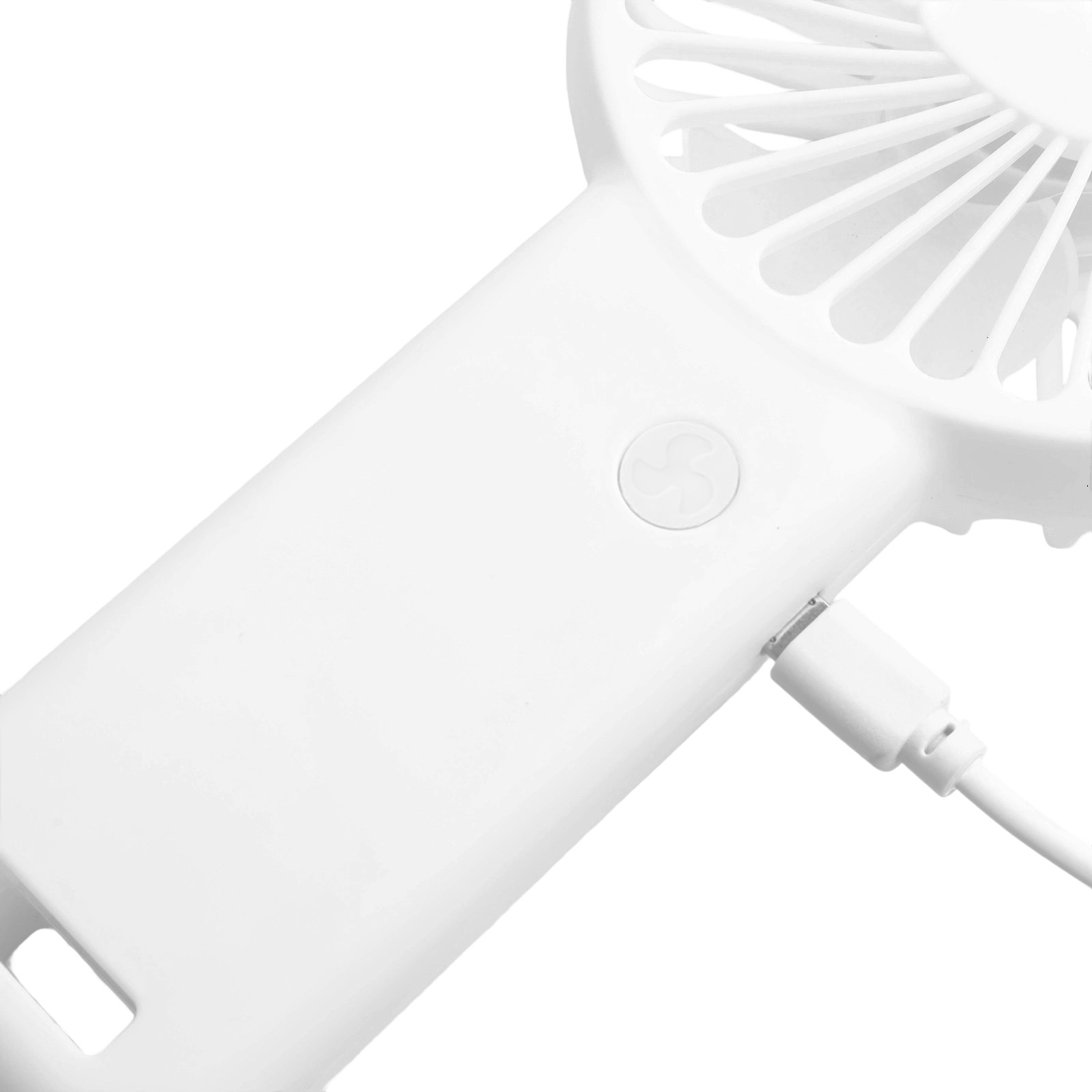 Ein weißer Handventilator mit einem eingesteckten USB-Kabel wird geladen.