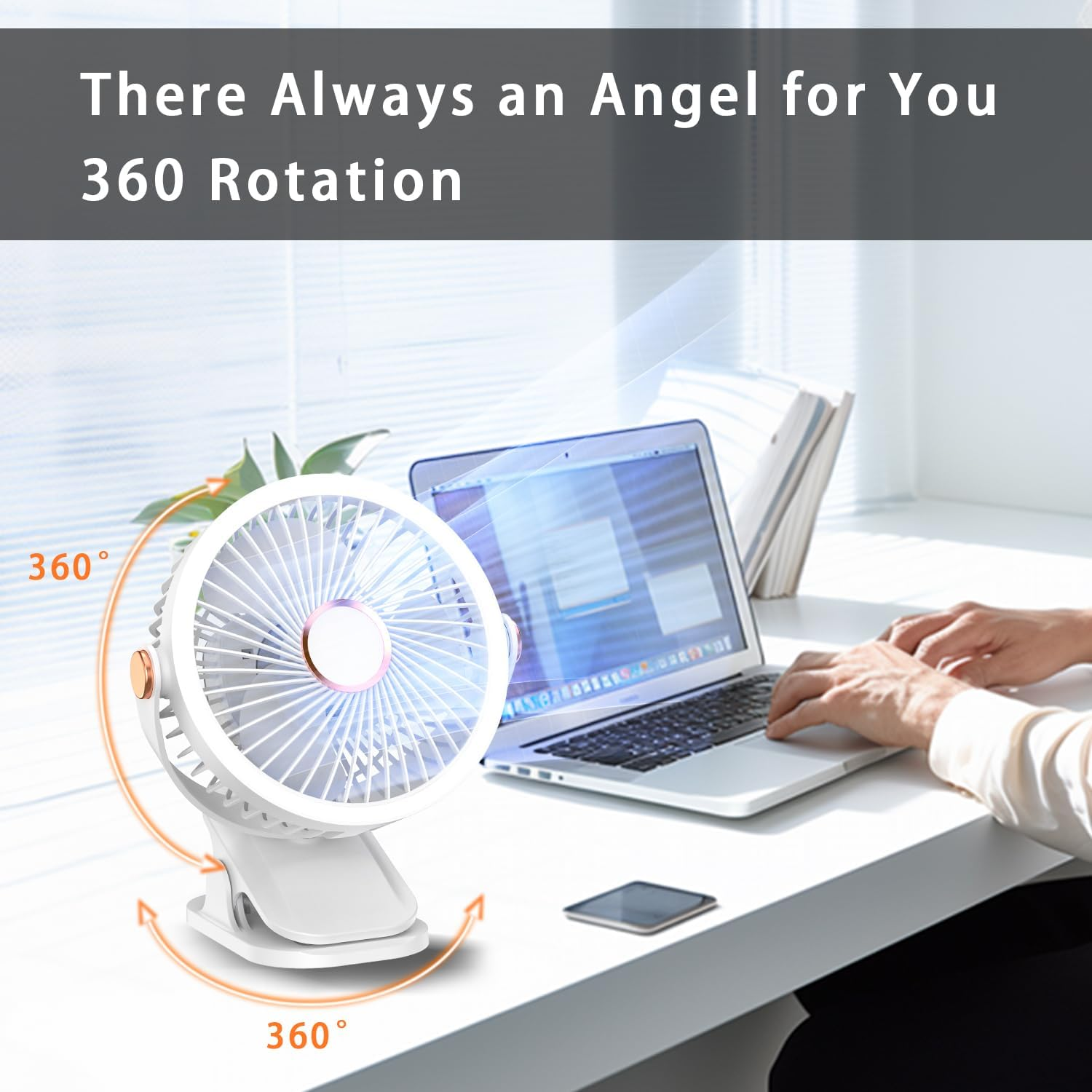 Ein weißer Ventilator mit 360°-Drehung neben einem Laptop, auf dem jemand tippt.