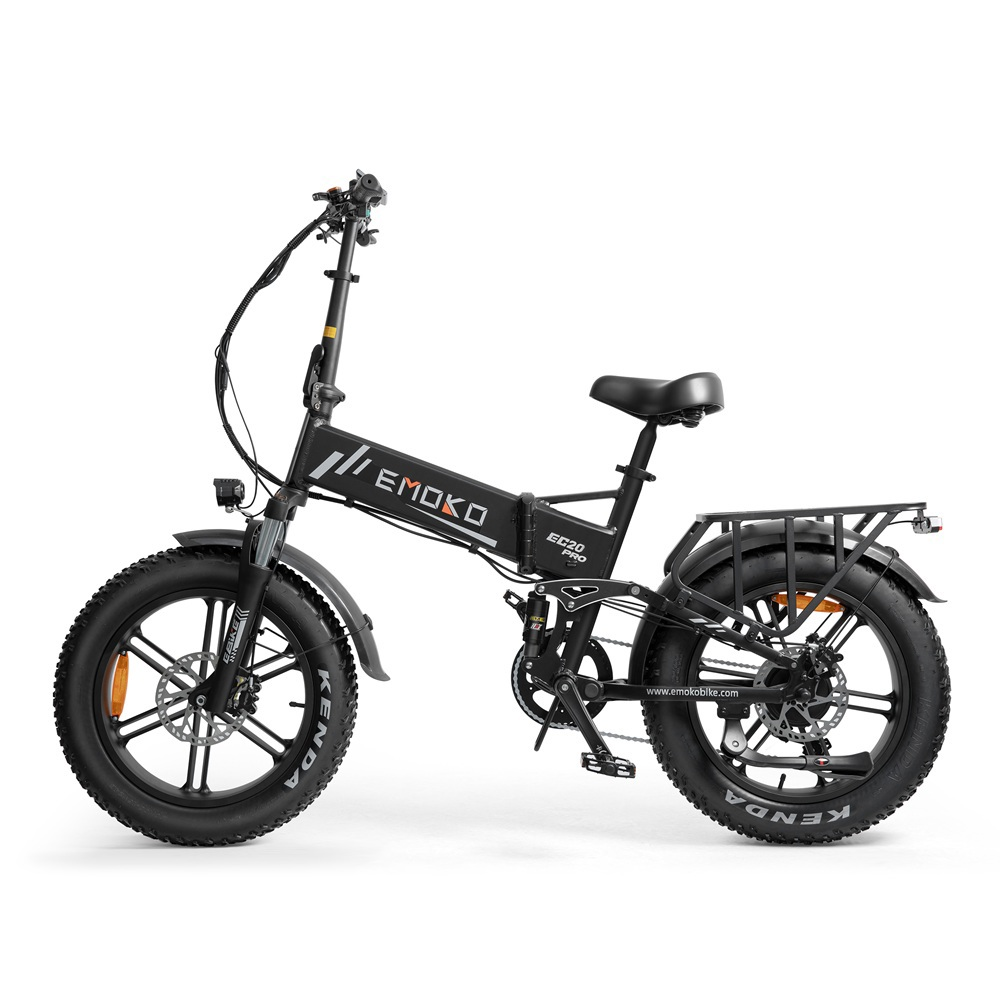 Bici elettrica pieghevole nera con pneumatici larghi, portapacchi e faro.