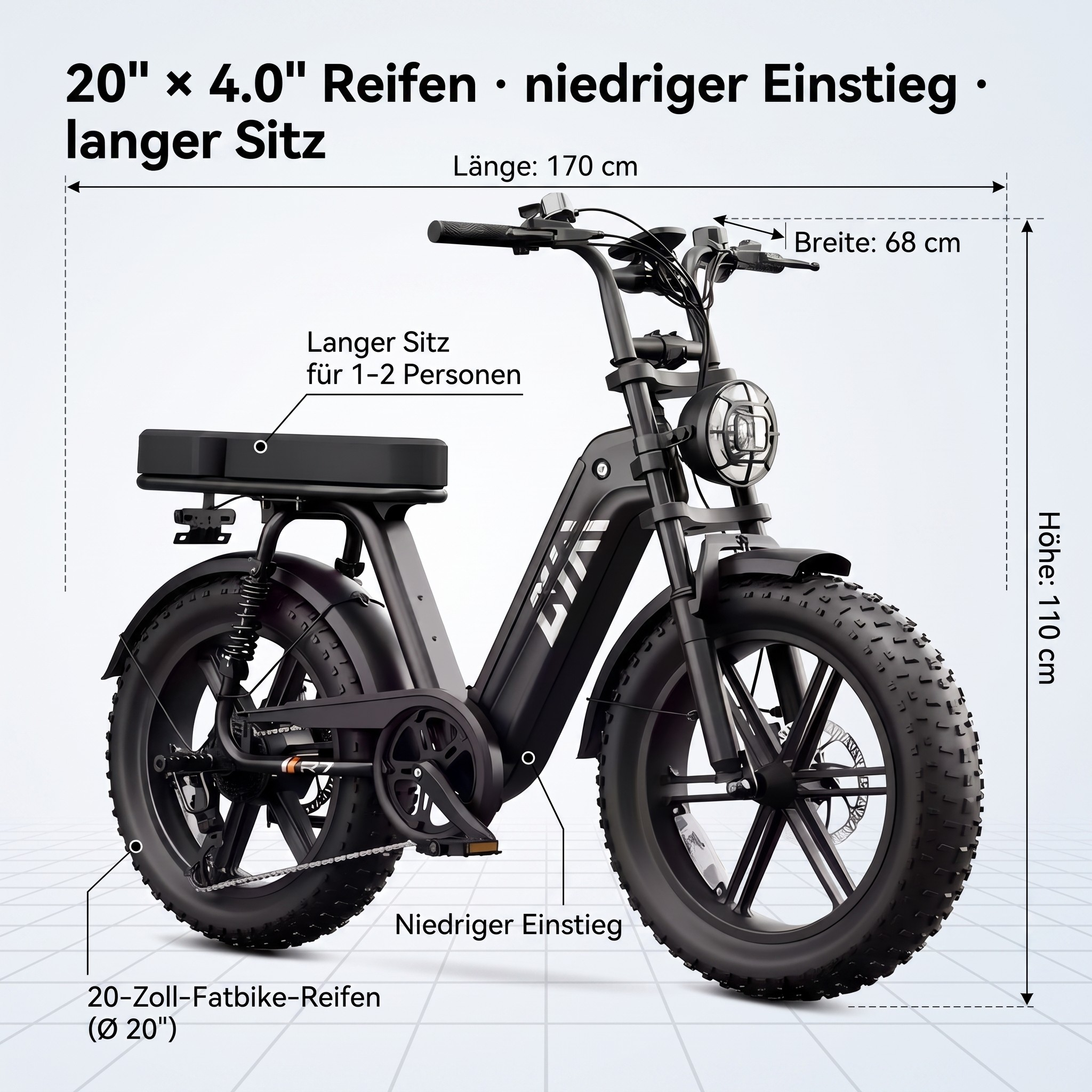 Schwarzes E-Bike mit dicken Reifen, langem Sitz, niedriger Einstieg. Maße: L 170cm, B 68cm, H 110cm.