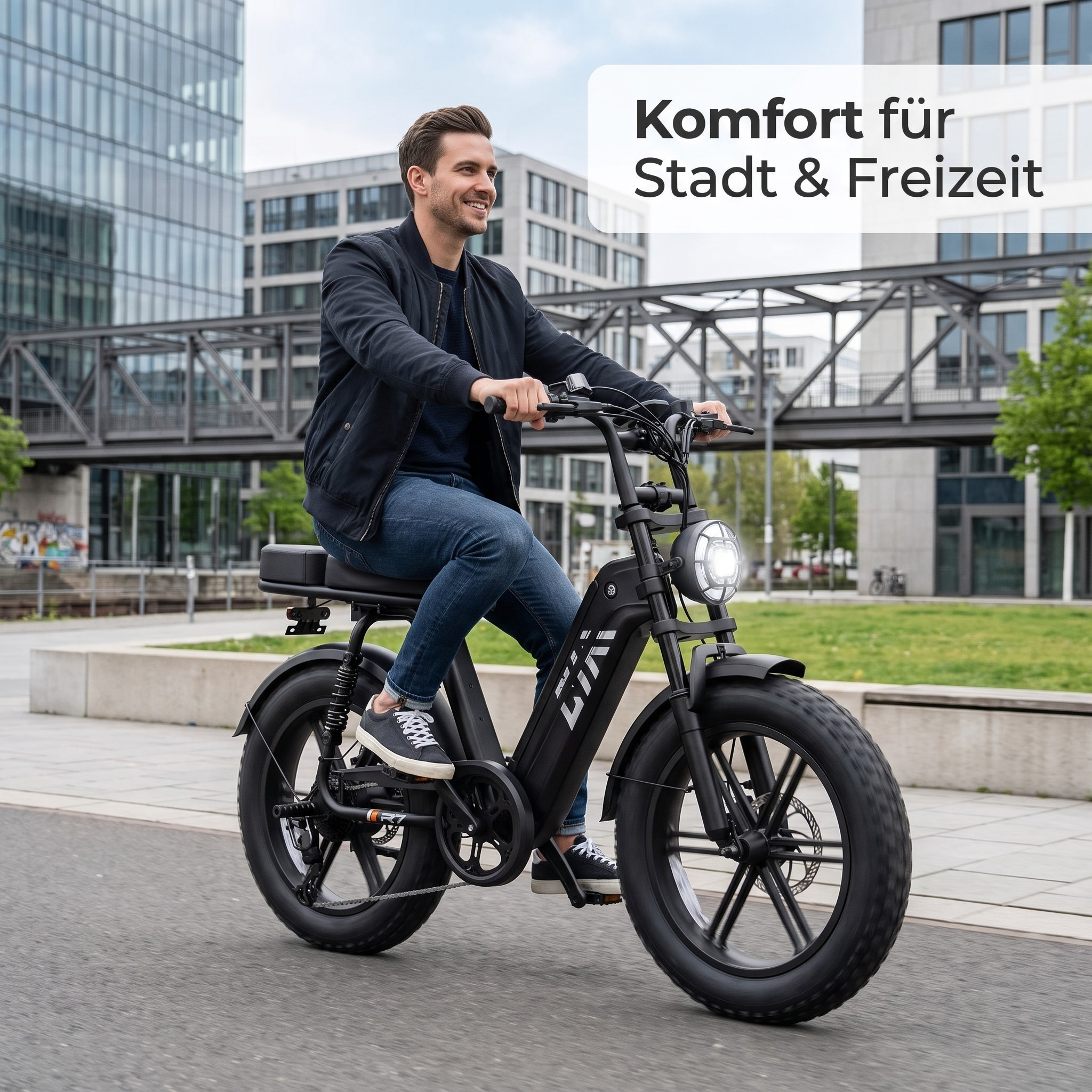 Ein Mann fährt ein schwarzes E-Bike durch eine Stadt mit modernen Gebäuden.