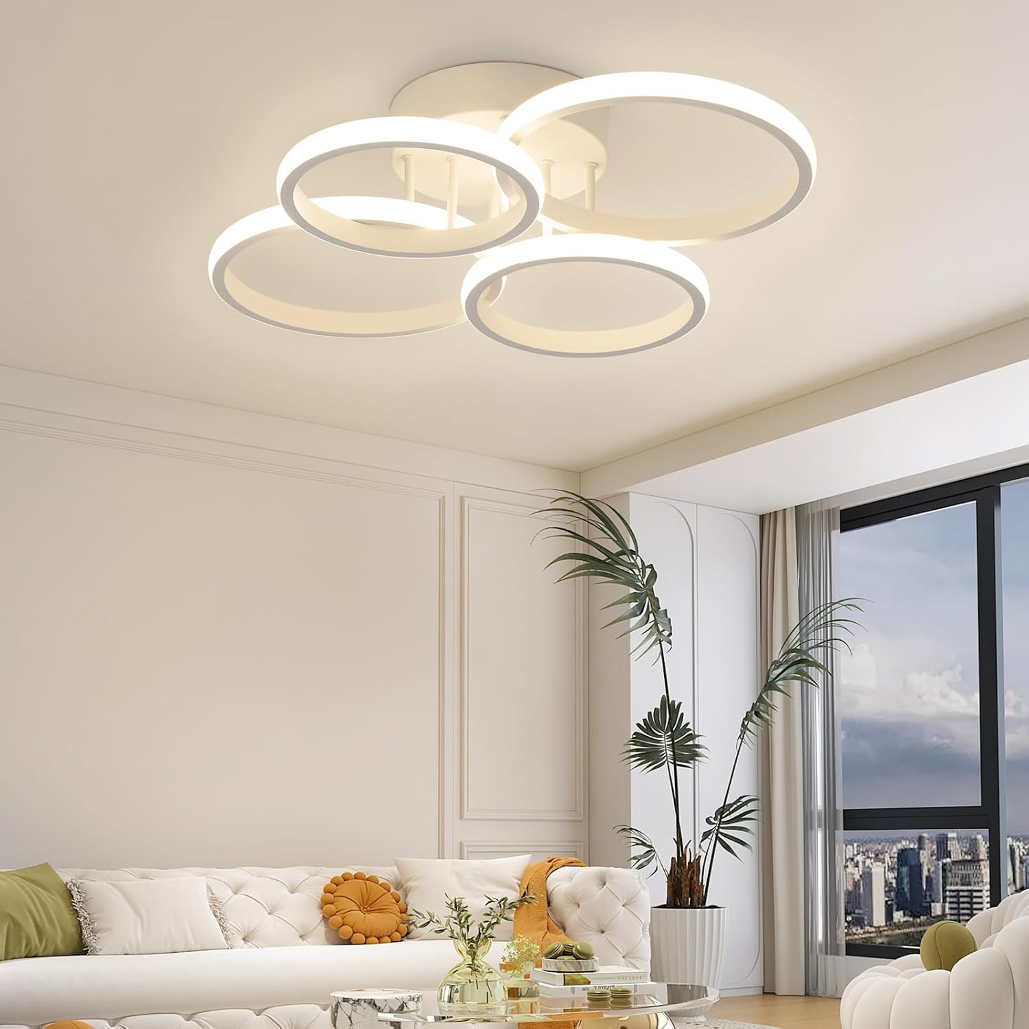Lámpara de techo moderna de anillos blancos sobre un sofá, con ventana con vista a la ciudad.