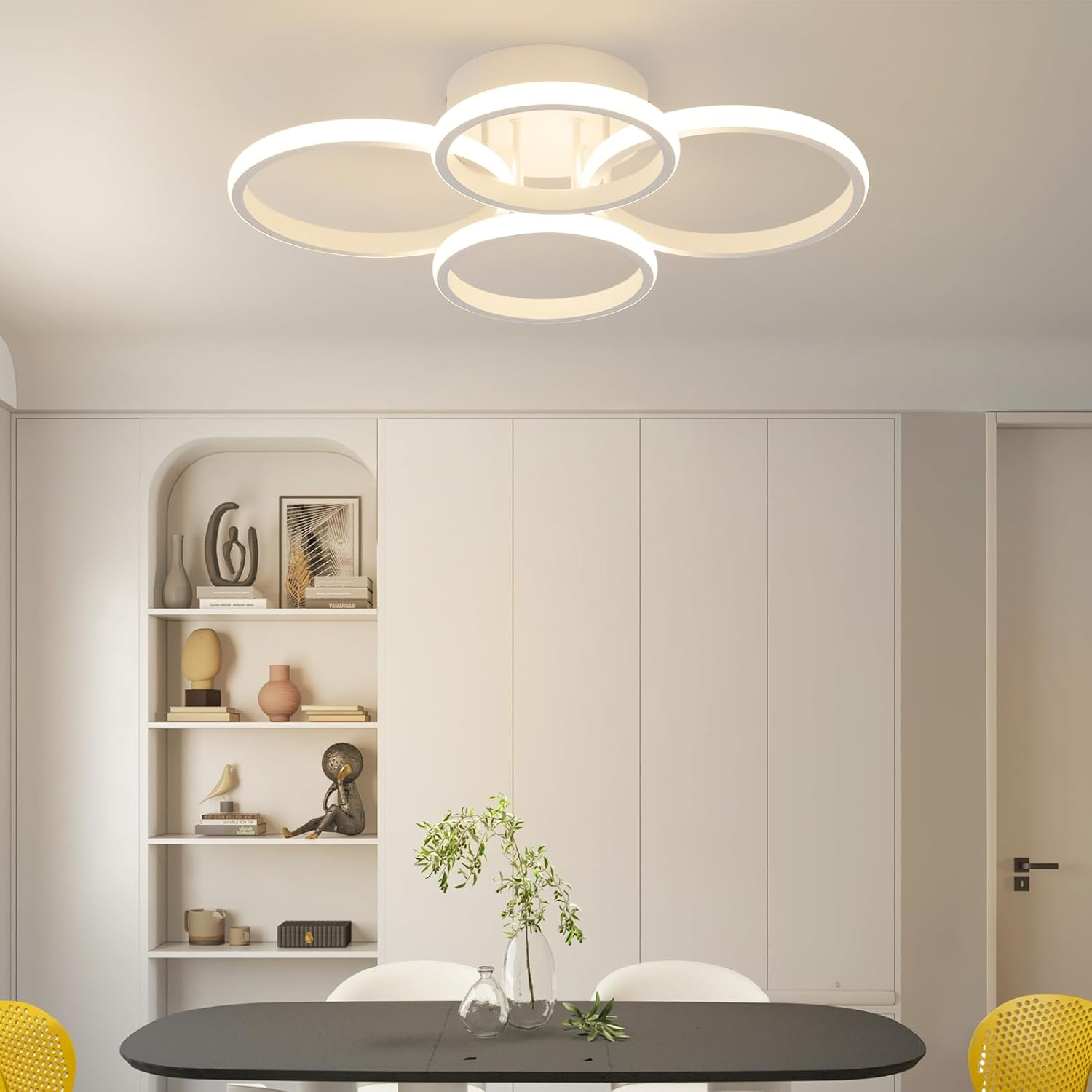 Lámpara de techo moderna de cuatro aros sobre mesa de comedor, con estante al lado.