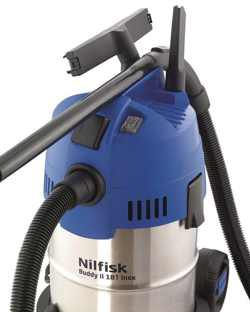 Aspirapolvere Nilfisk Buddy II 18T Inox blu e argento con tubo e accessori.