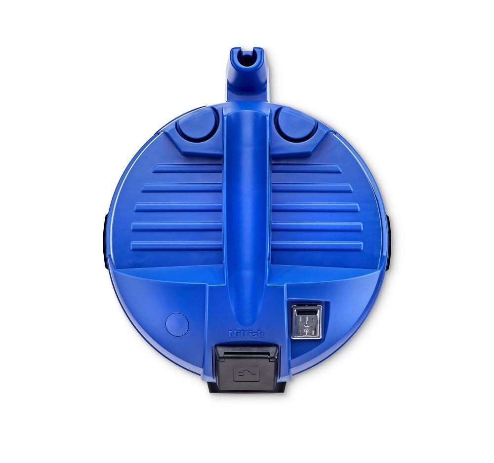 Testa aspirapolvere blu con manico e interruttore. Scanalature sulla superficie superiore.