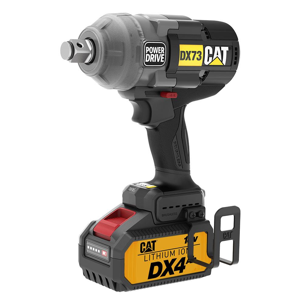 Sarı vurgulara ve "DX73" yazısına sahip siyah CAT akülü darbeli anahtar.