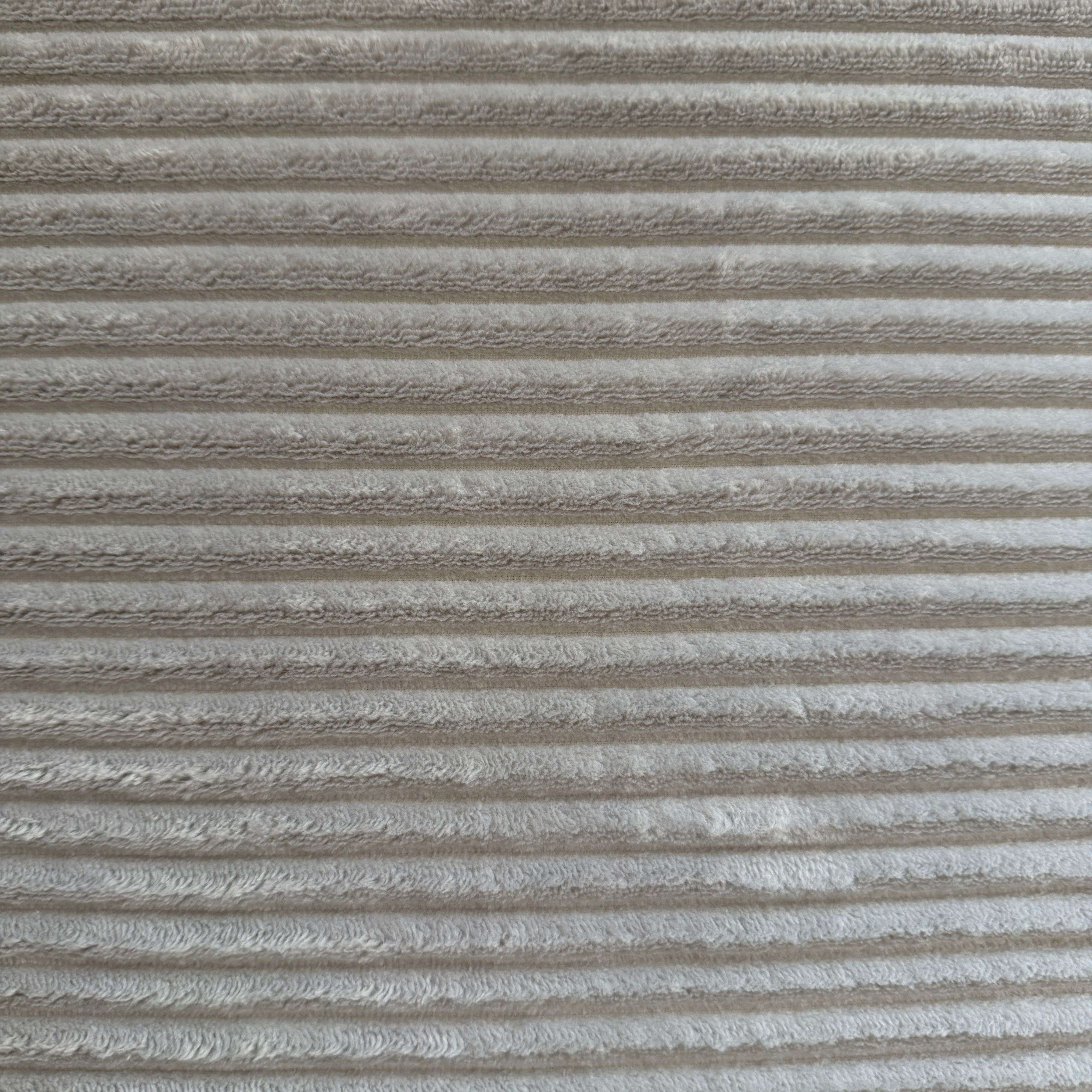 Tela gris con costillas horizontales y textura suave.