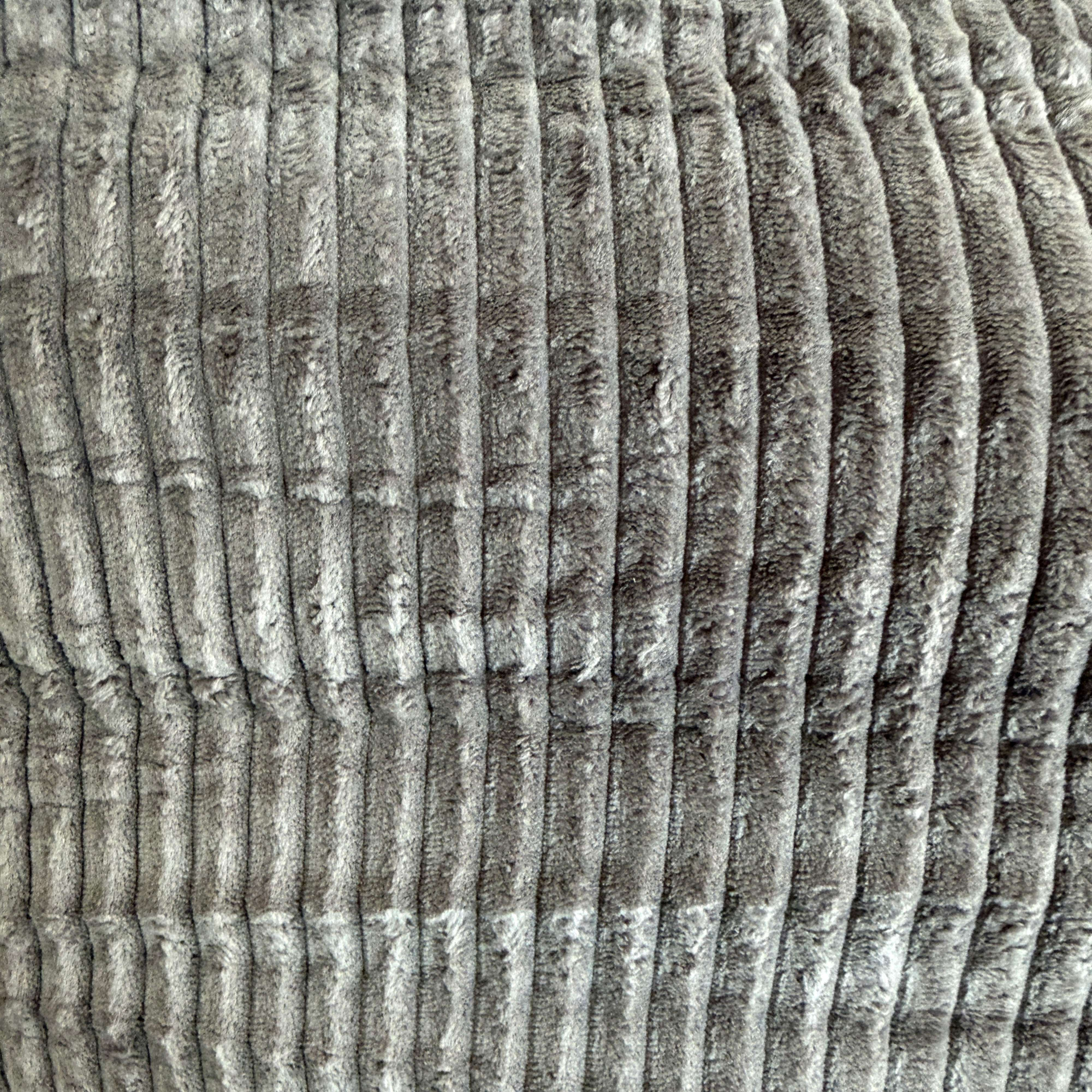 Tela gris con costillas verticales y textura.
