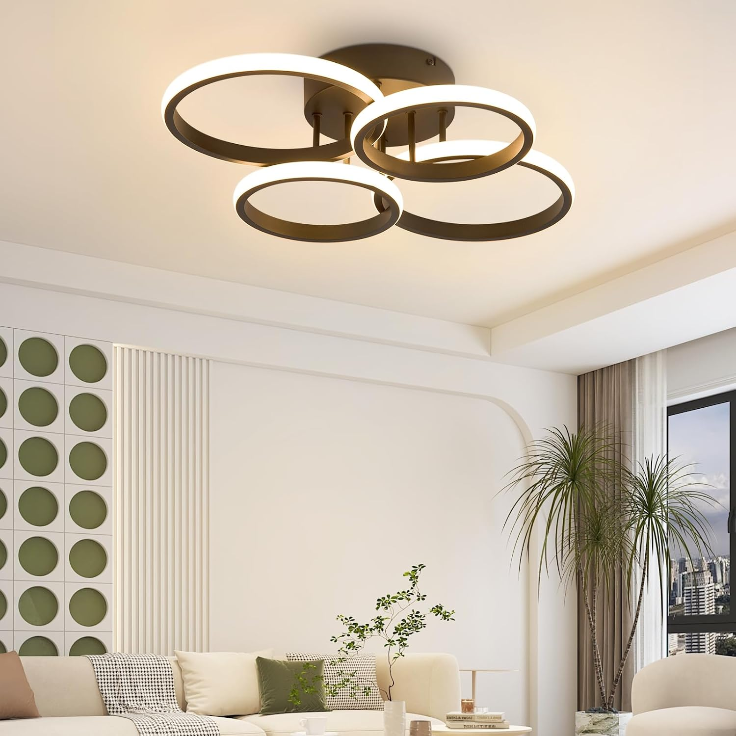 Luz de techo con cuatro anillos y sala de estar moderna con sofá.