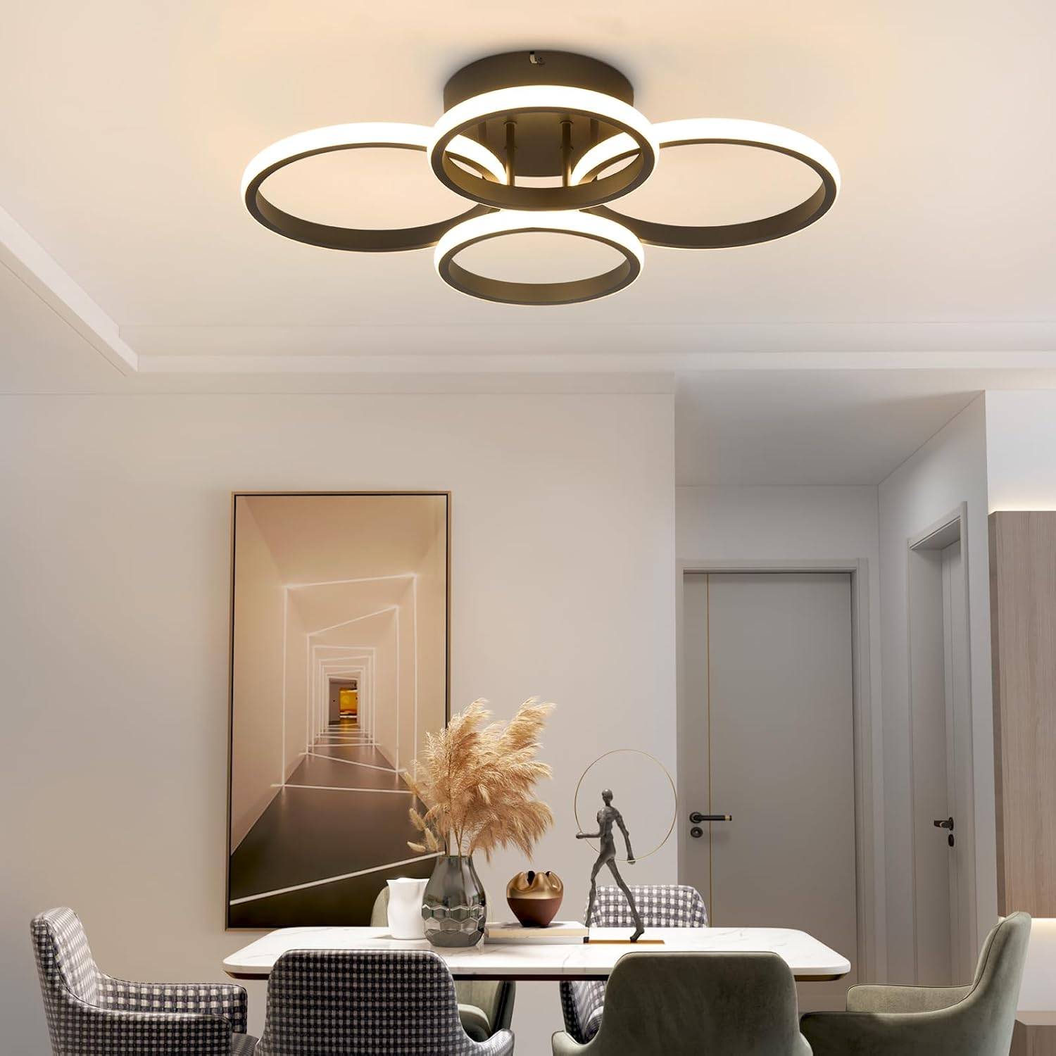 Lámpara de techo moderna de cuatro aros sobre una mesa de comedor.